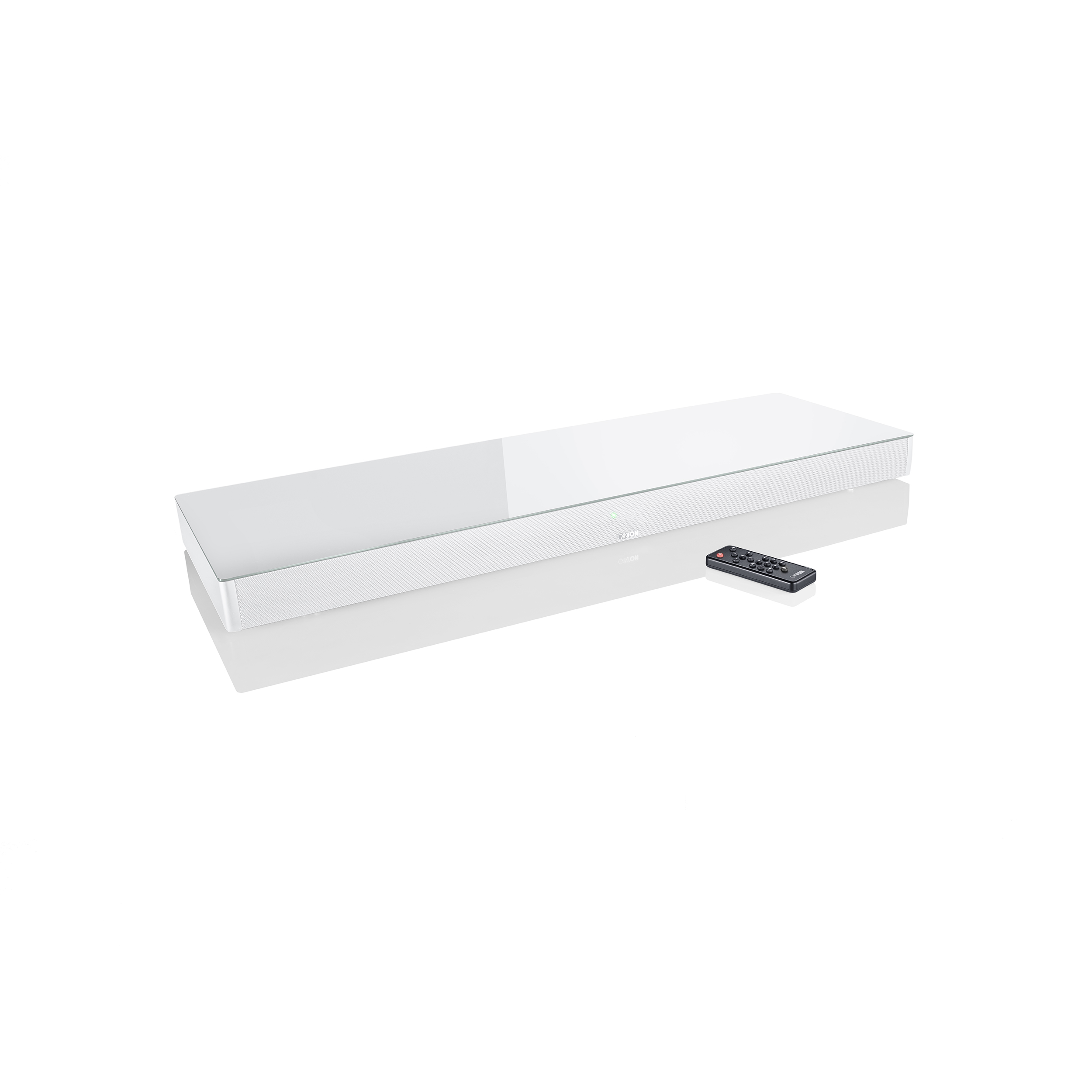 Weiße Soundbar mit Fernbedienung, beides auf weißer Oberfläche, mit Schatten.