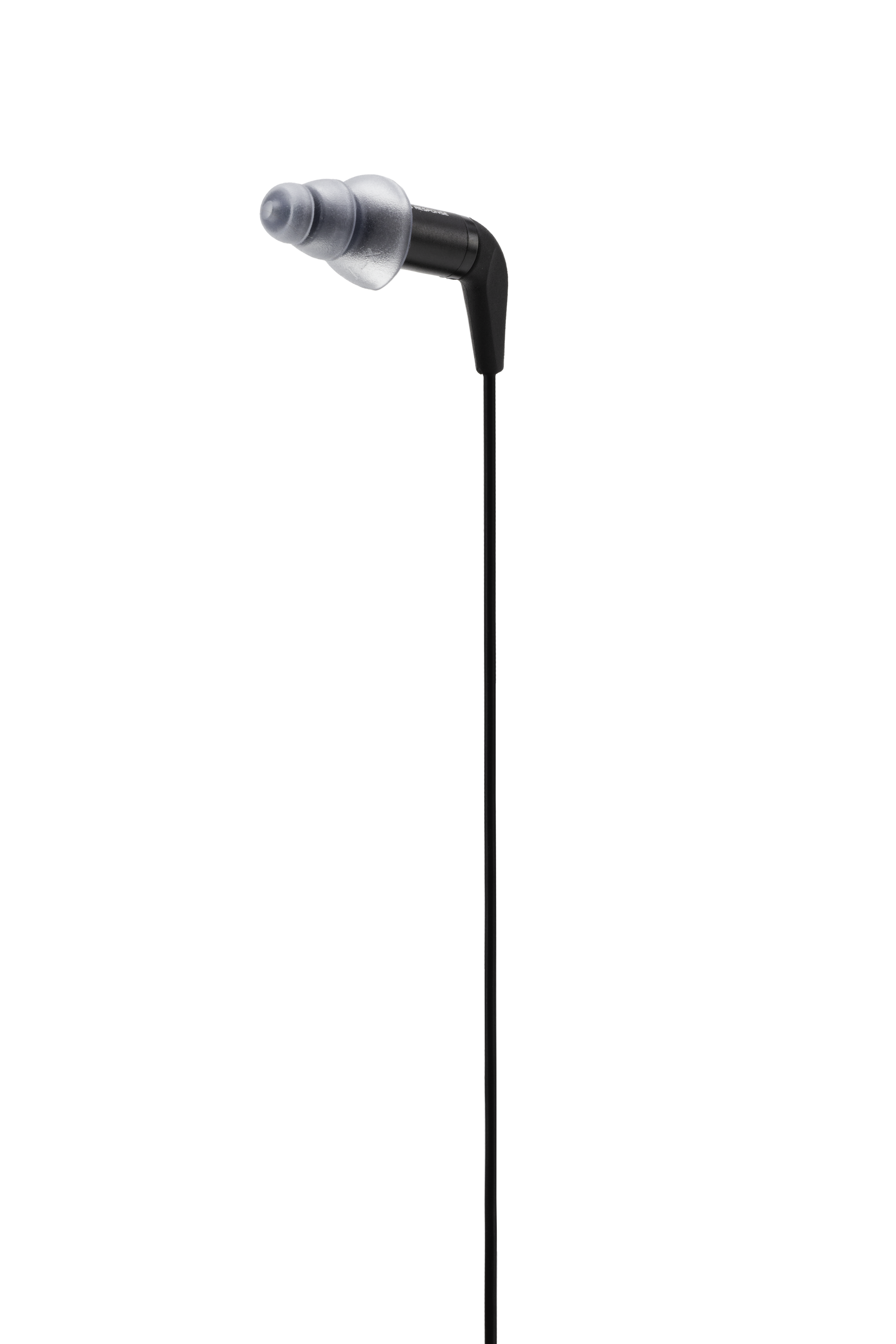 Enkele zwarte in-ear-oortelefoon met doorzichtige oortip, geïsoleerd op een witte achtergrond.