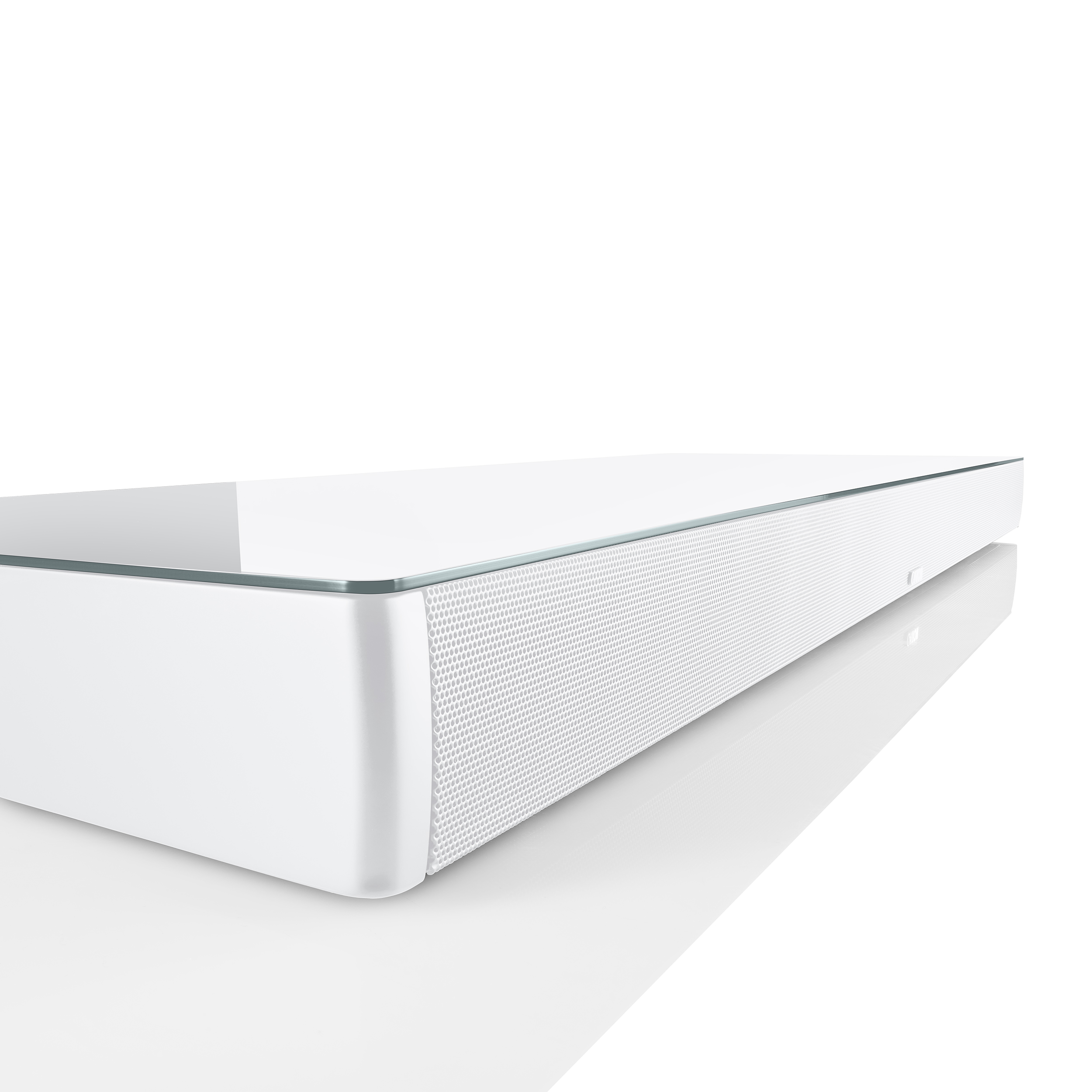 Weiße Soundbar mit Glasplatte und silberfarbener Gitterfront, isoliert auf Weiß.