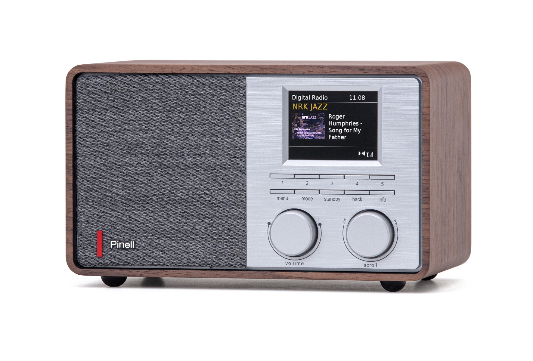 Une radio en bois avec un écran affichant une station de radio. Elle a des molettes et des boutons.