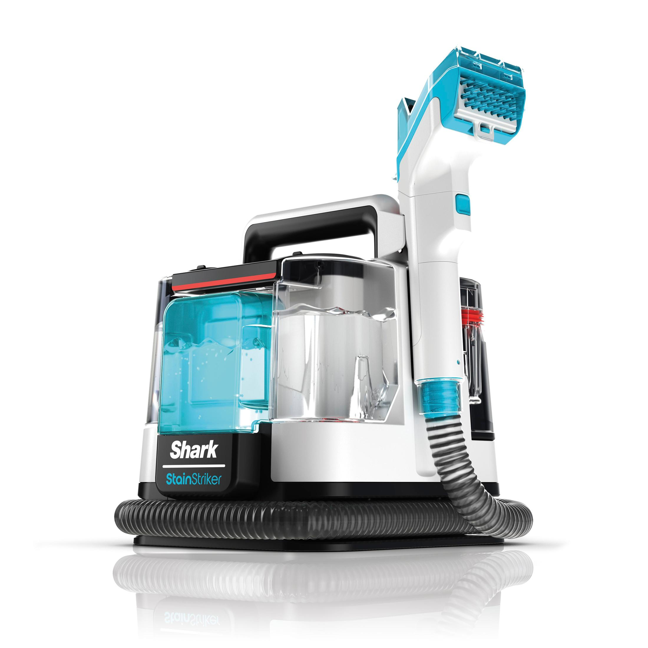 Odkurzacz Shark StainStriker. Jest biało-czarny z niebieskim zbiornikiem na wodę i dyszą.