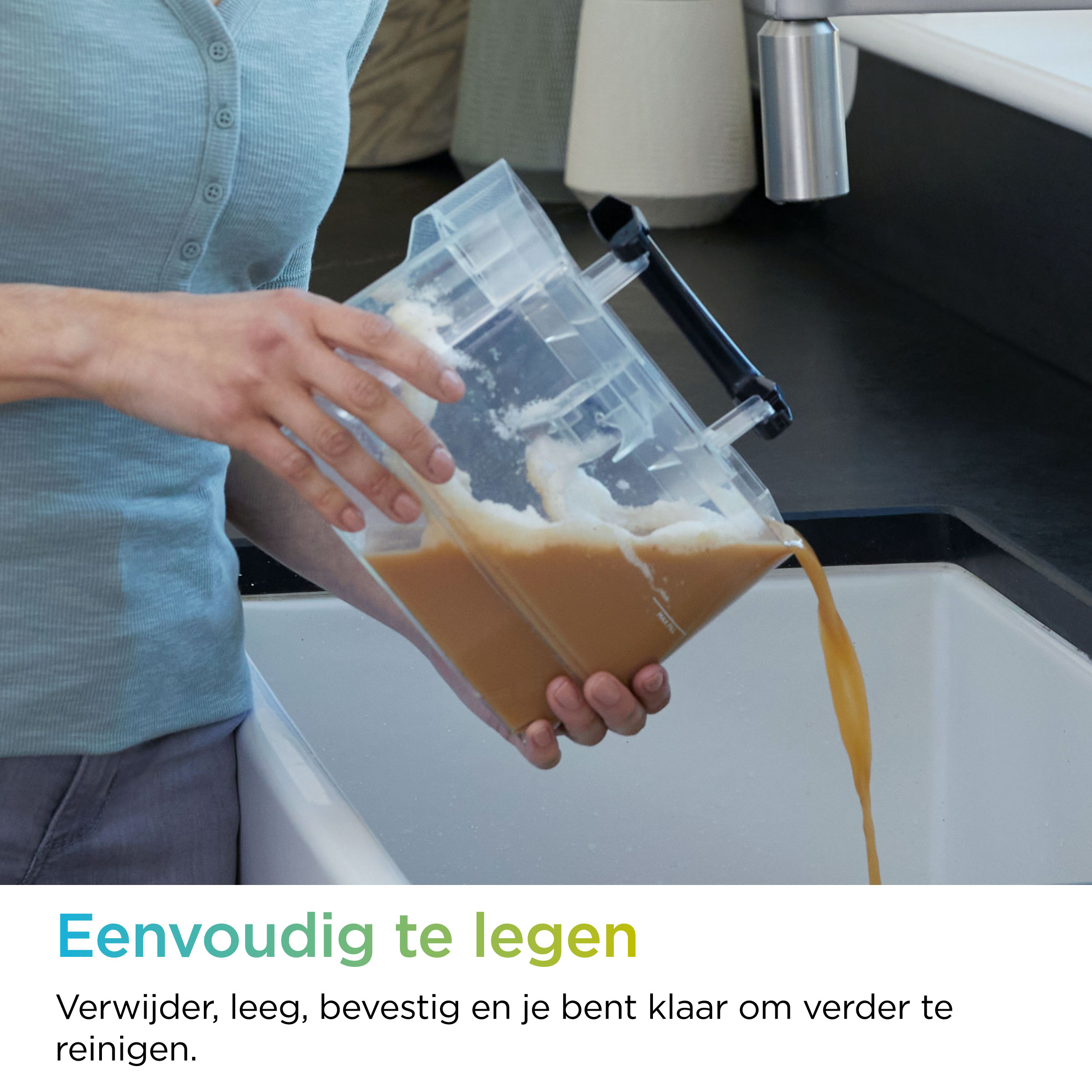 Kobieta wylewa płyn z przezroczystego pojemnika do zlewu. Tekst: „Łatwe do opróżnienia”.