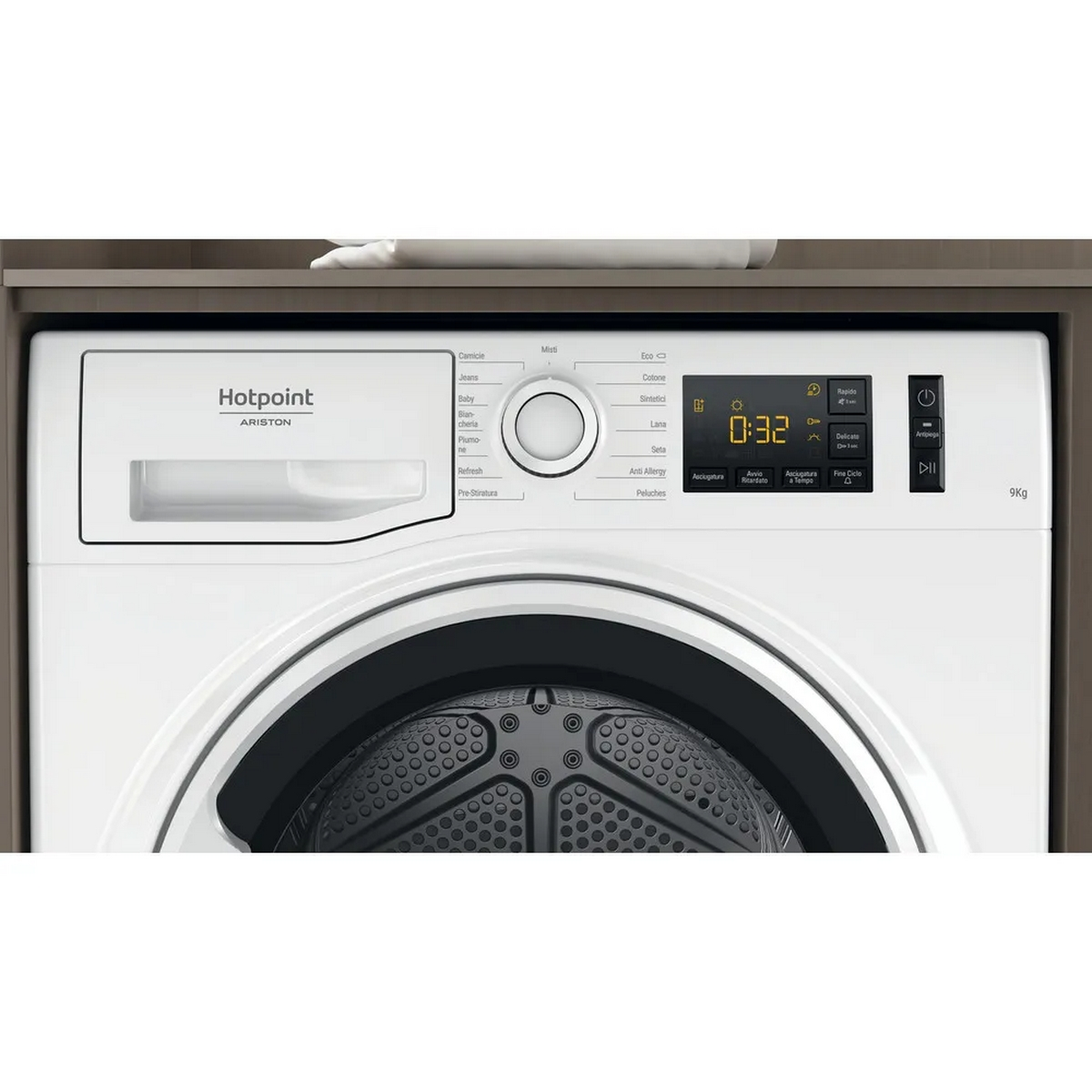 Un primo piano del pannello di controllo di un'asciugatrice Hotpoint bianca.