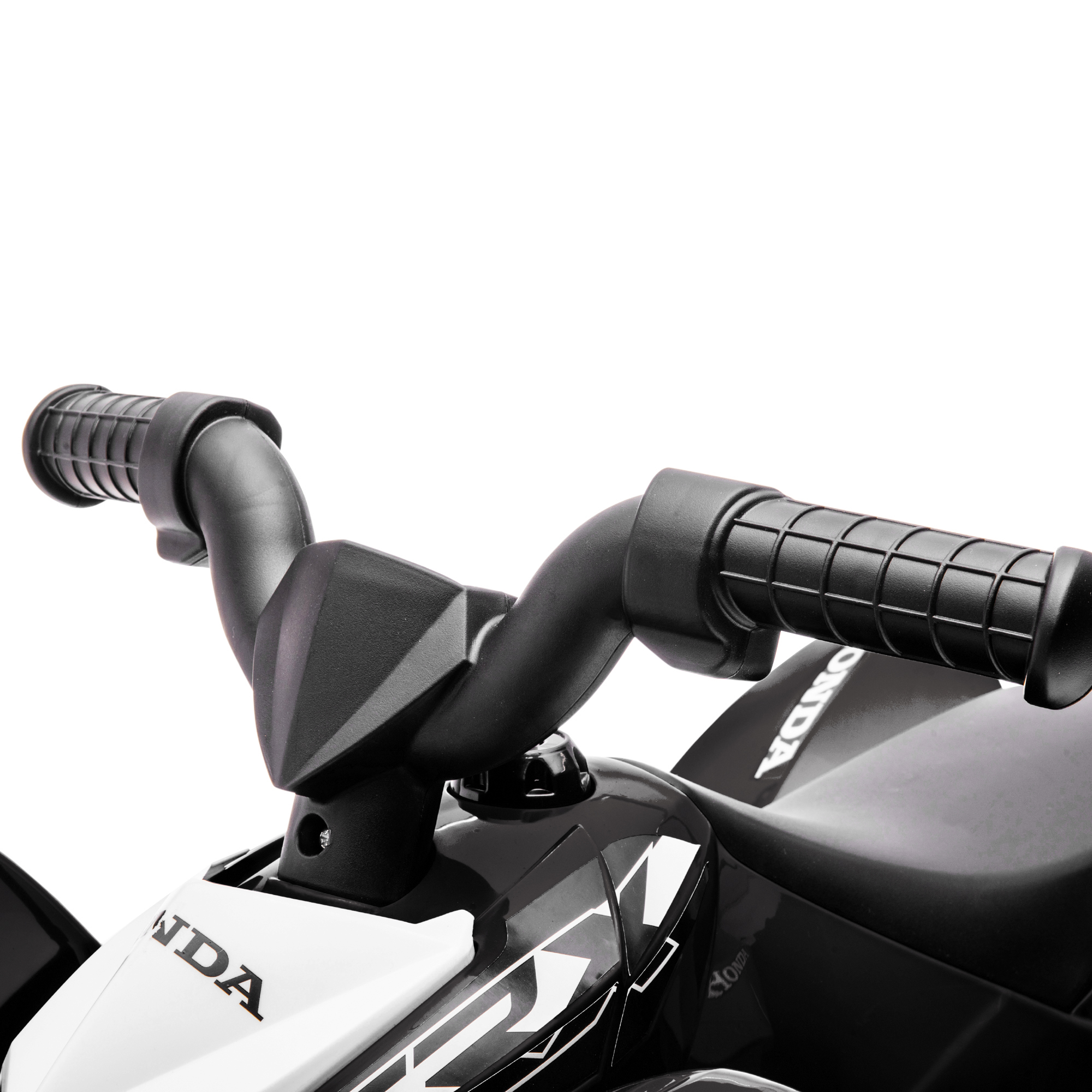 Primo piano del manubrio di una moto in bianco e nero con la scritta HONDA.