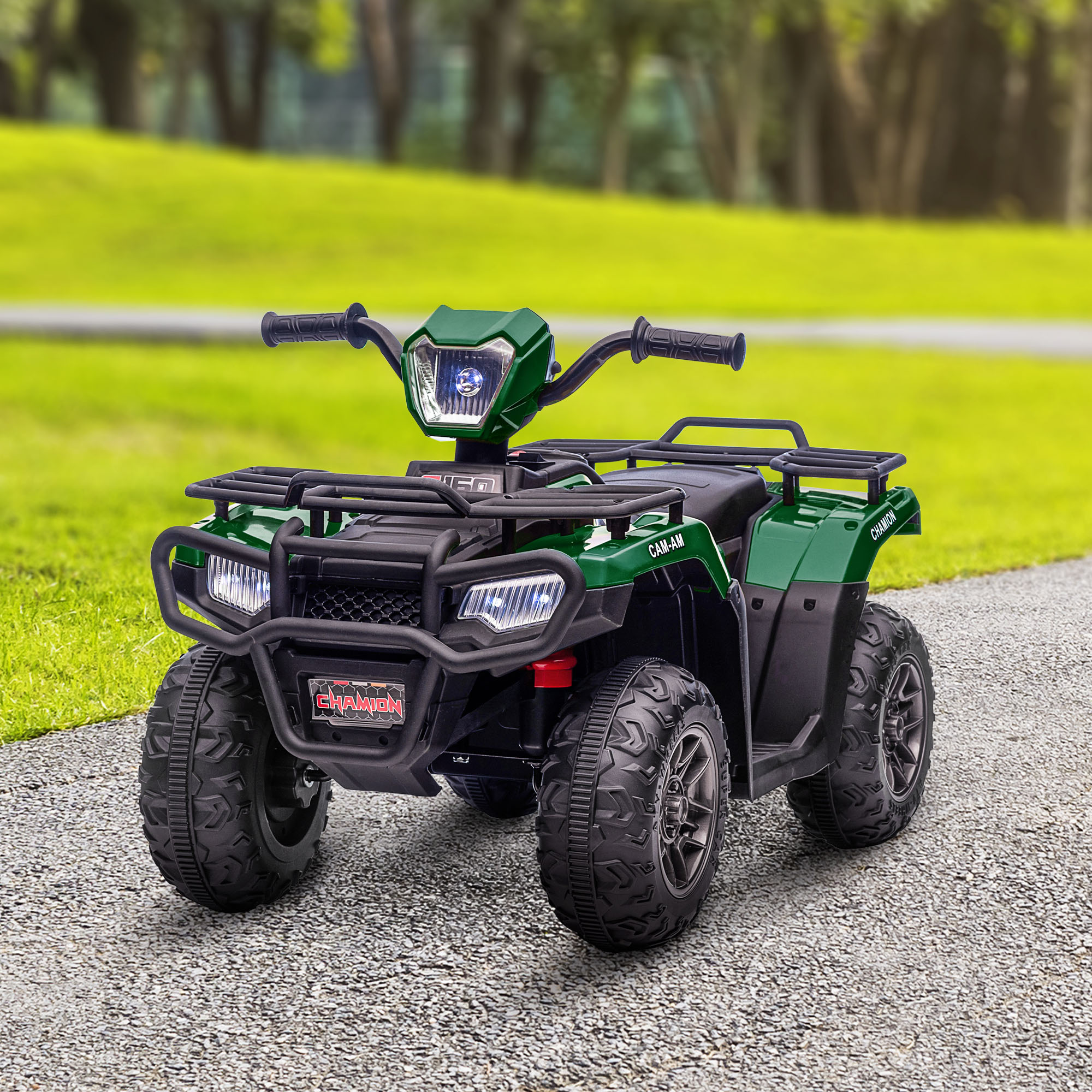 Giocattolo ATV verde su un sentiero di ghiaia. Erba verde sullo sfondo. L'ATV ha pneumatici neri.
