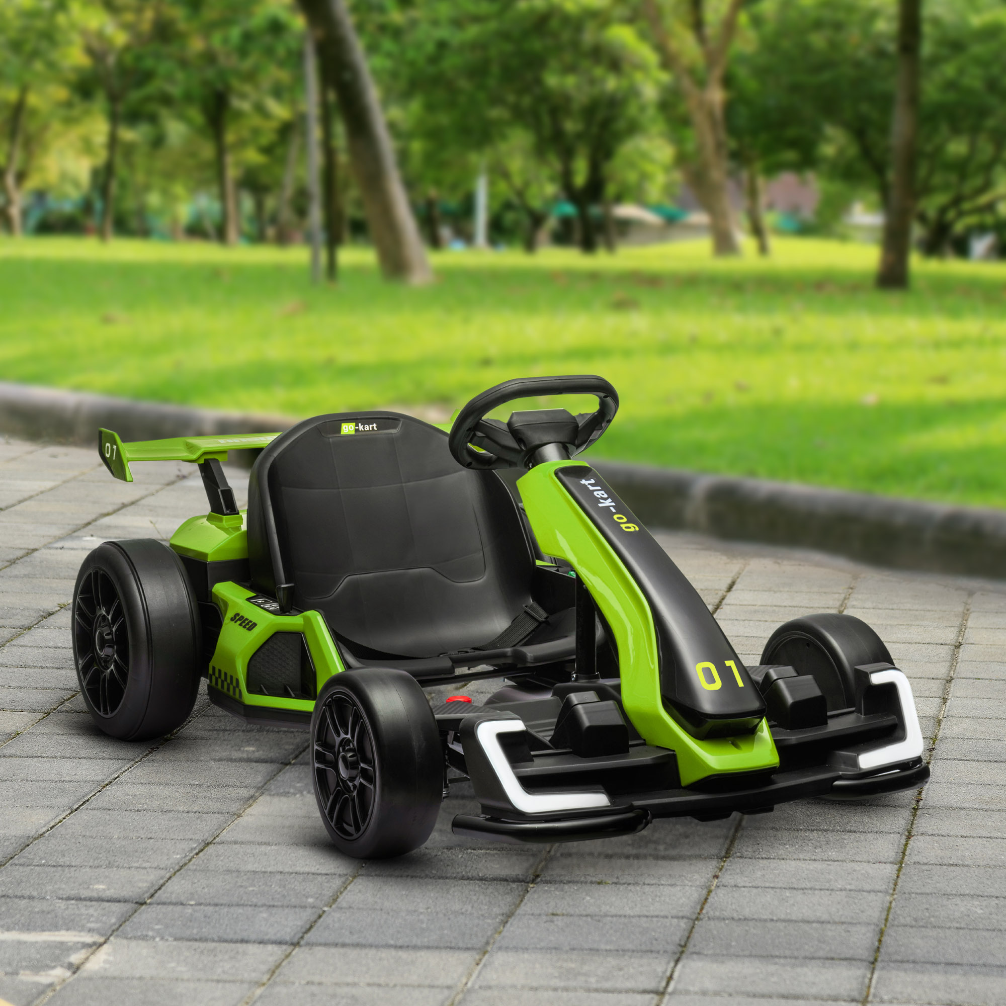 Giocattolo go-kart verde su una superficie pavimentata. Design verde e nero. Pneumatici neri e sedile nero.