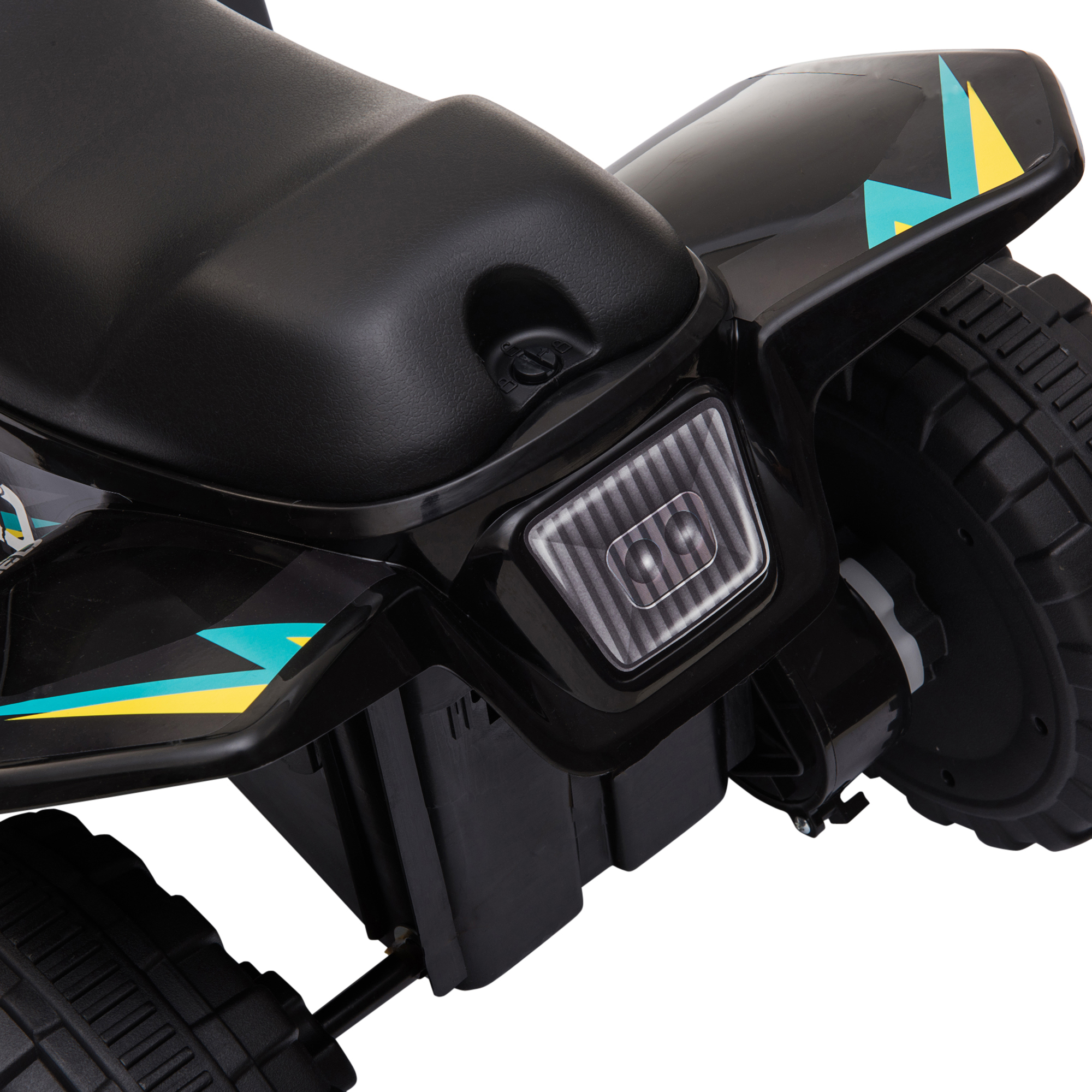 Primo piano della parte anteriore del giocattolo ATV nero. Faro, dettagli della ruota e del suo design.