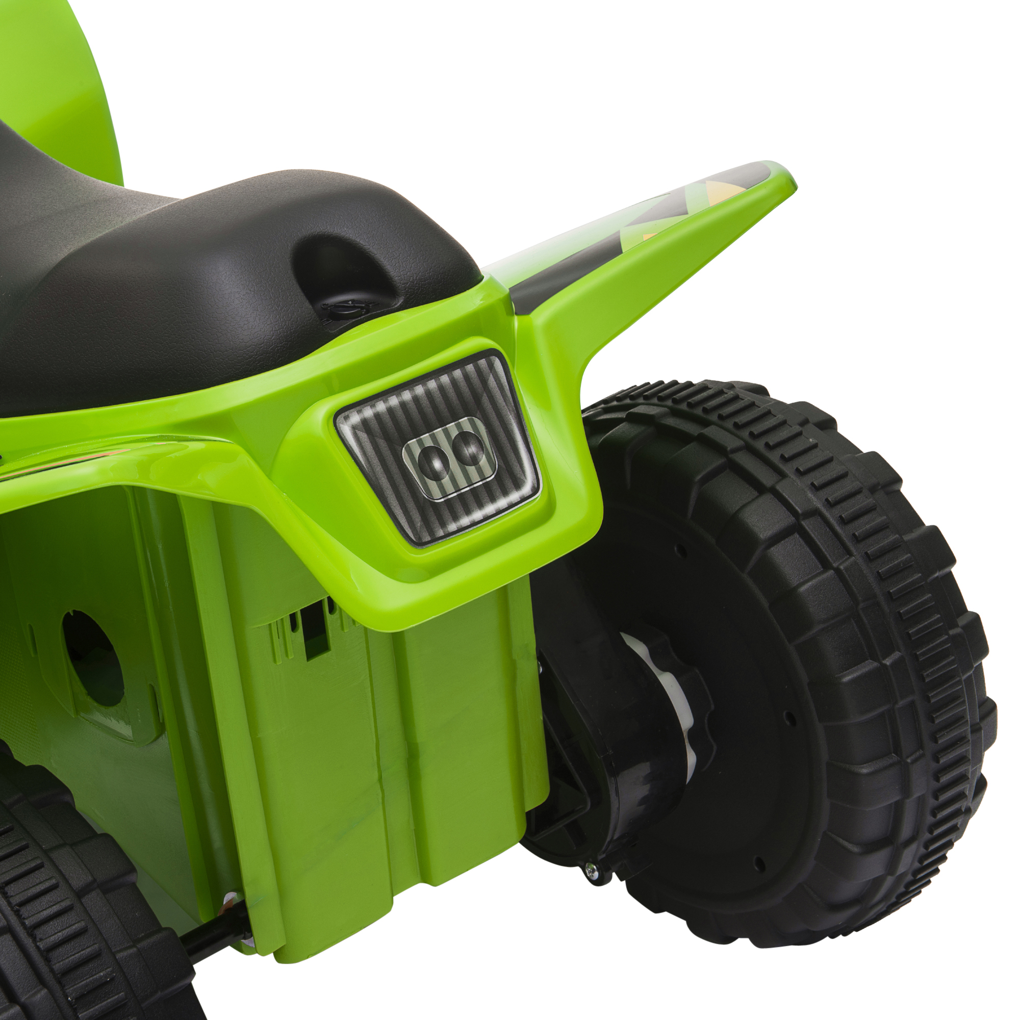 Primo piano della parte posteriore di un quad giocattolo verde. La parte posteriore ha un fanale posteriore e una ruota nera è visibile.