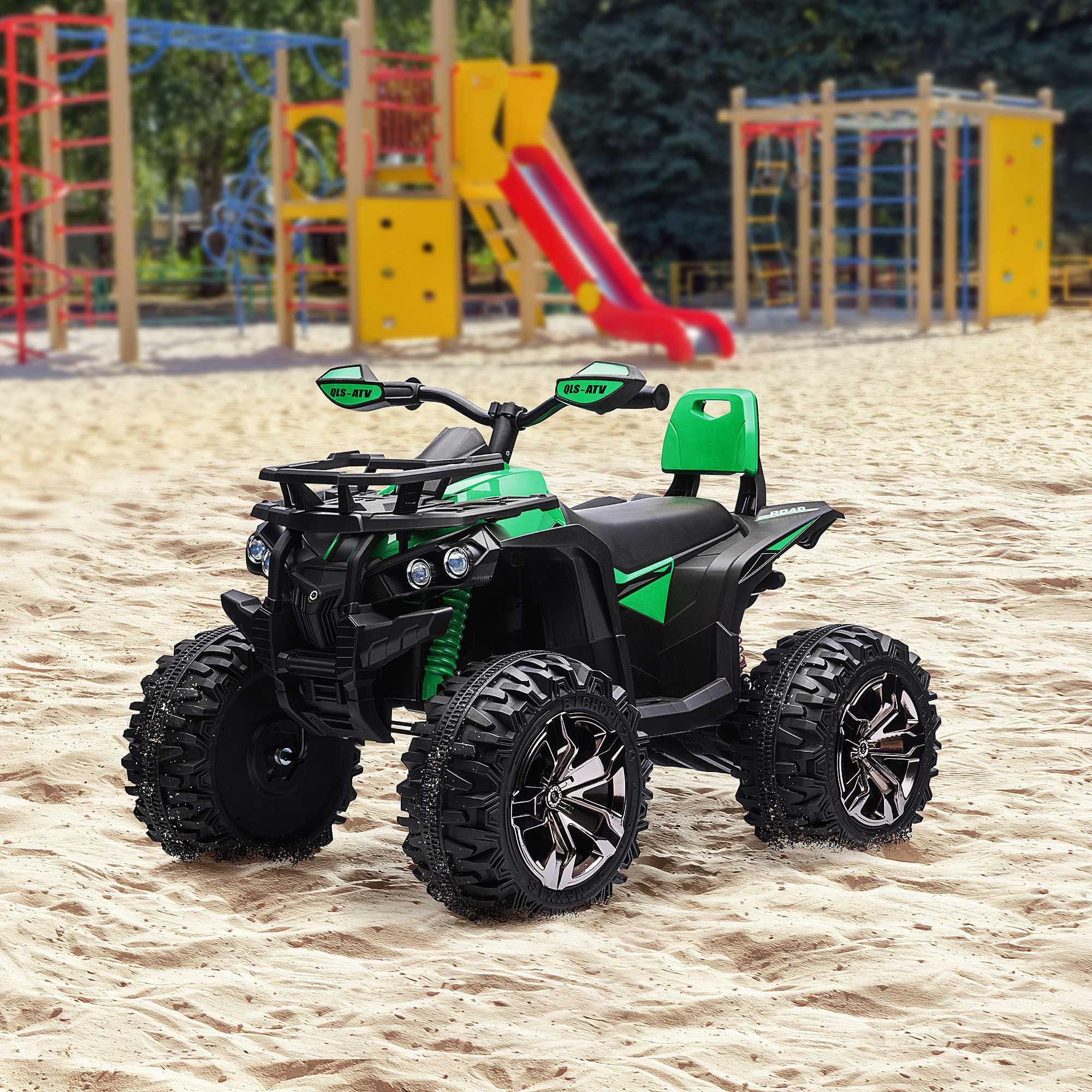 Un ATV verde sulla sabbia. Ha pneumatici neri e un parco giochi sullo sfondo sfocato.