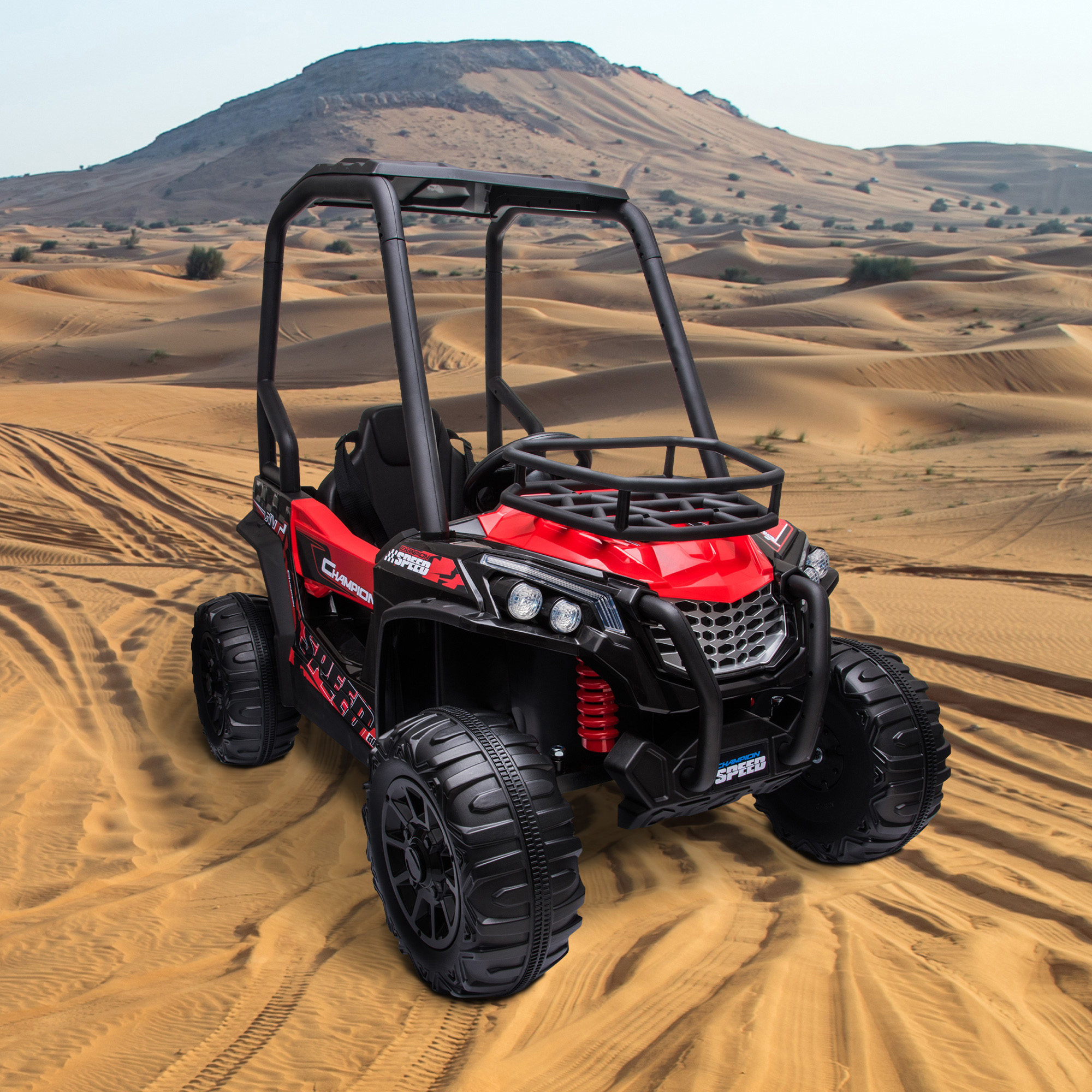 ATV rosso sulla sabbia con pneumatici e dettagli neri. Champion è scritto sul lato. Sfondo desertico.