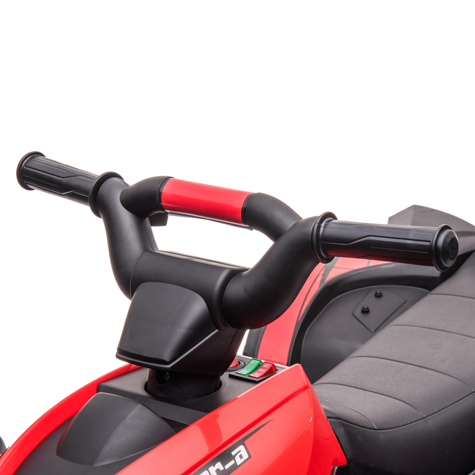 Primo piano del volante rosso e nero di un ATV giocattolo. L'impugnatura è nera e i pulsanti verdi.