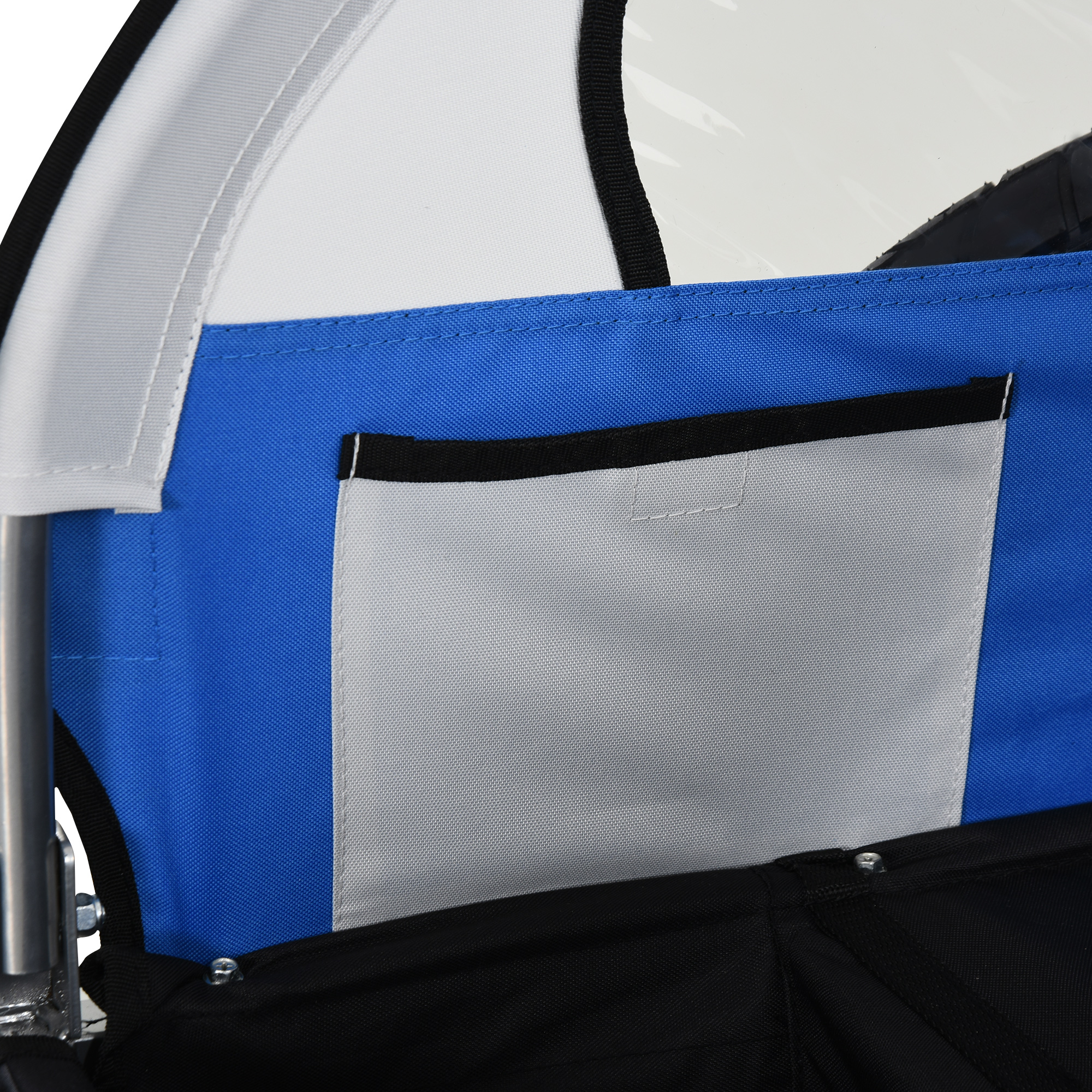 Un primo piano di una tasca in tessuto blu e nero. La tasca è su una superficie bianca e blu.