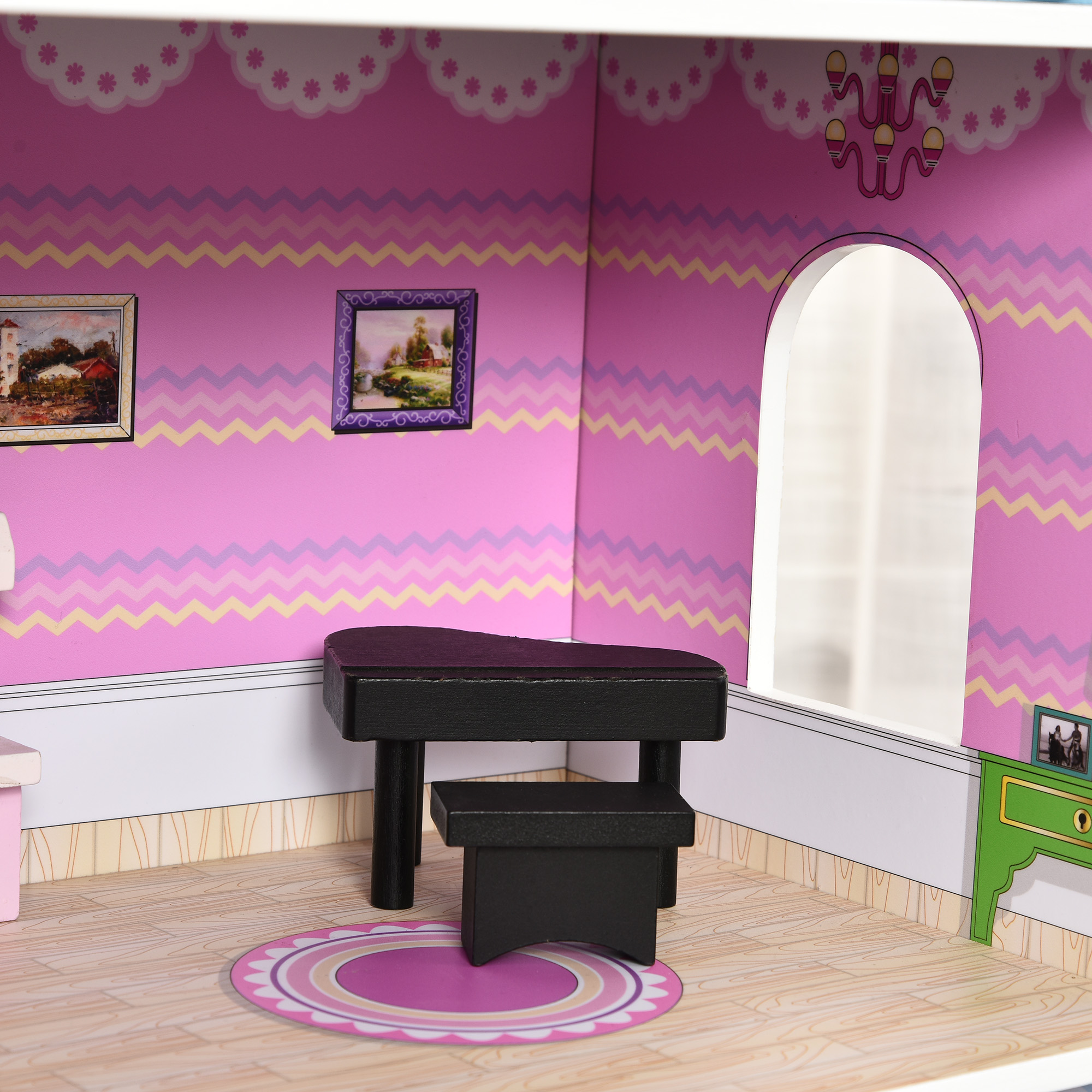 Interno di casa delle bambole con pianoforte nero, pareti rosa e lampadario.