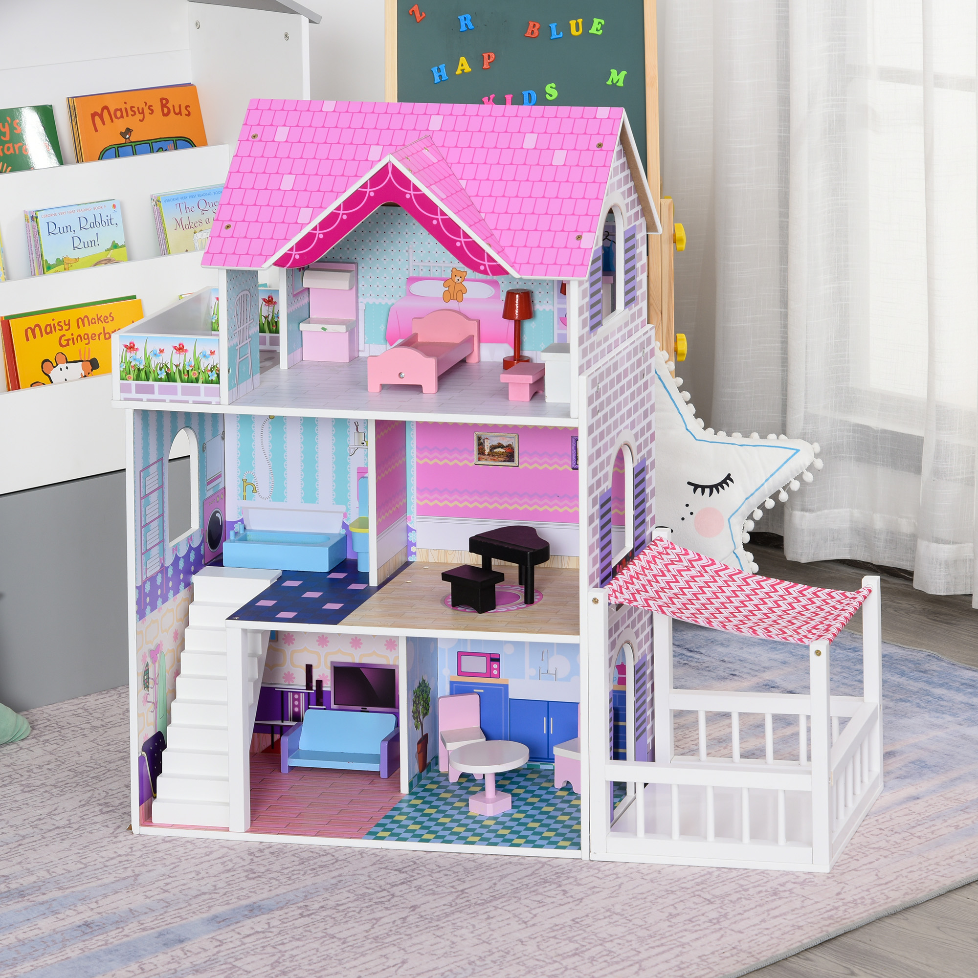 Una casa delle bambole a più piani, con un tetto rosa. La casa ha mobili ed è posta su un tappeto blu.