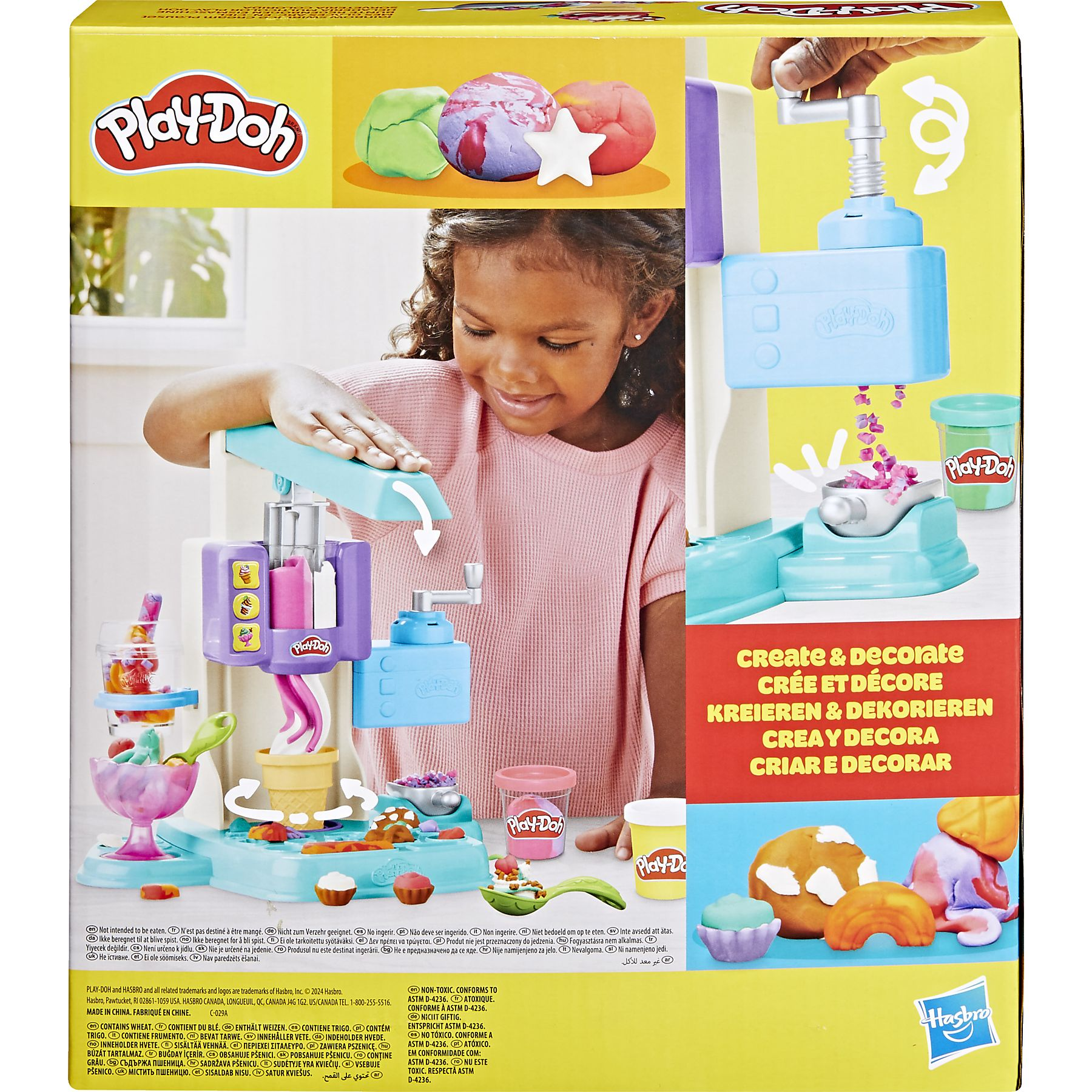 Una bambina che gioca con un set per fare gelati Play-Doh.