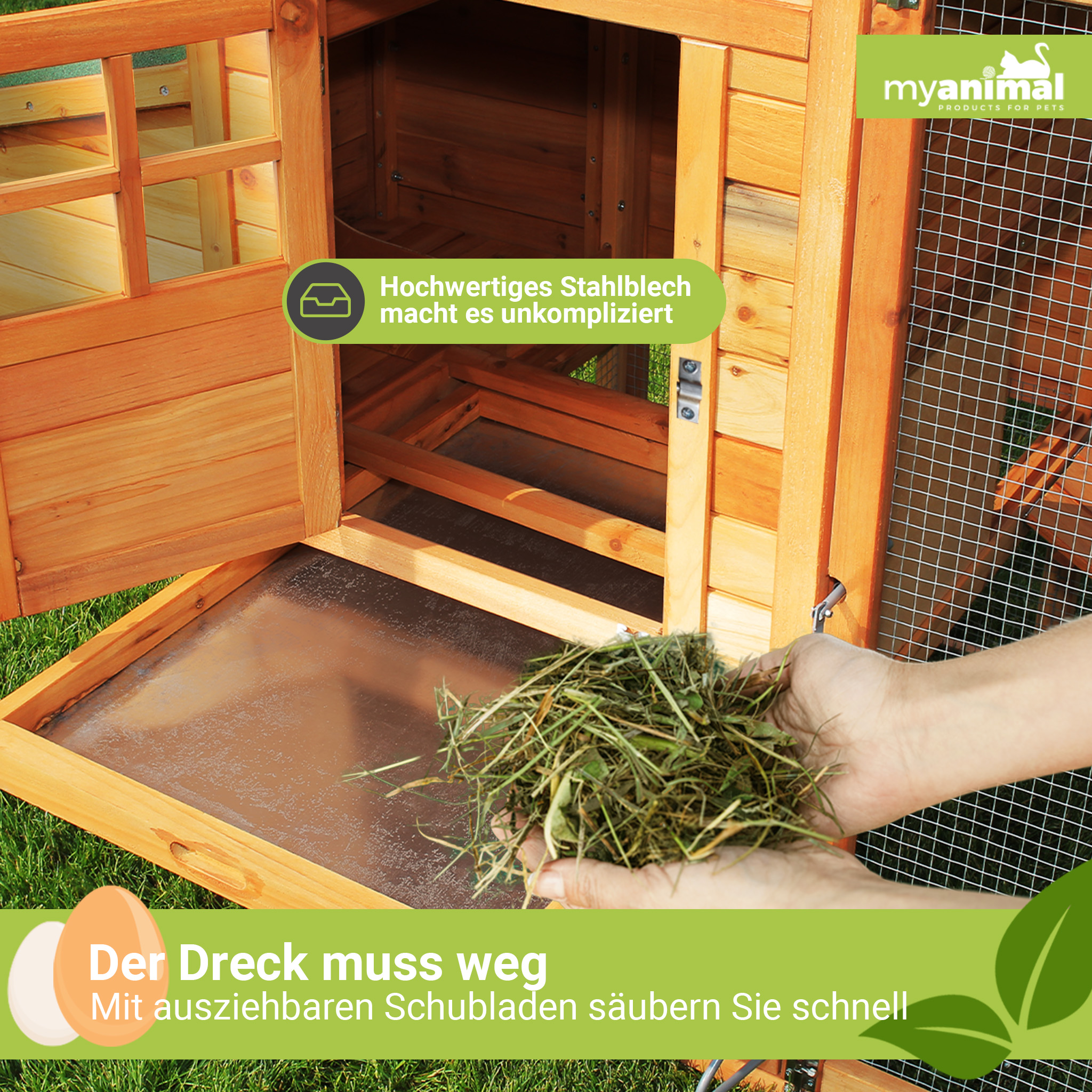 Ein Hühnerstall aus Holz mit offener Tür und Händen, die Heu halten, im Freien.