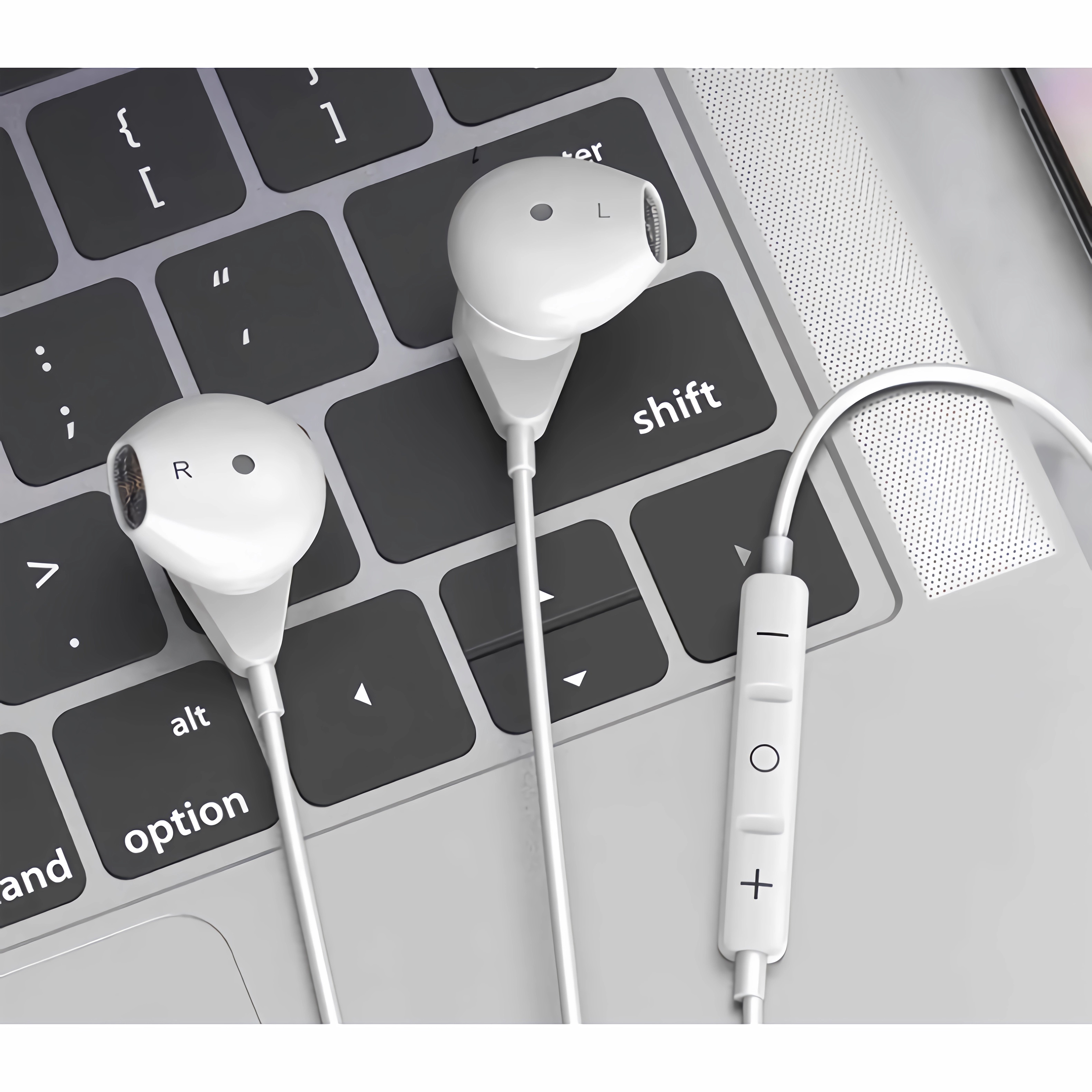 Weiße Ohrhörer auf einer Laptop-Tastatur. Es gibt eine Lautstärkeregelung.