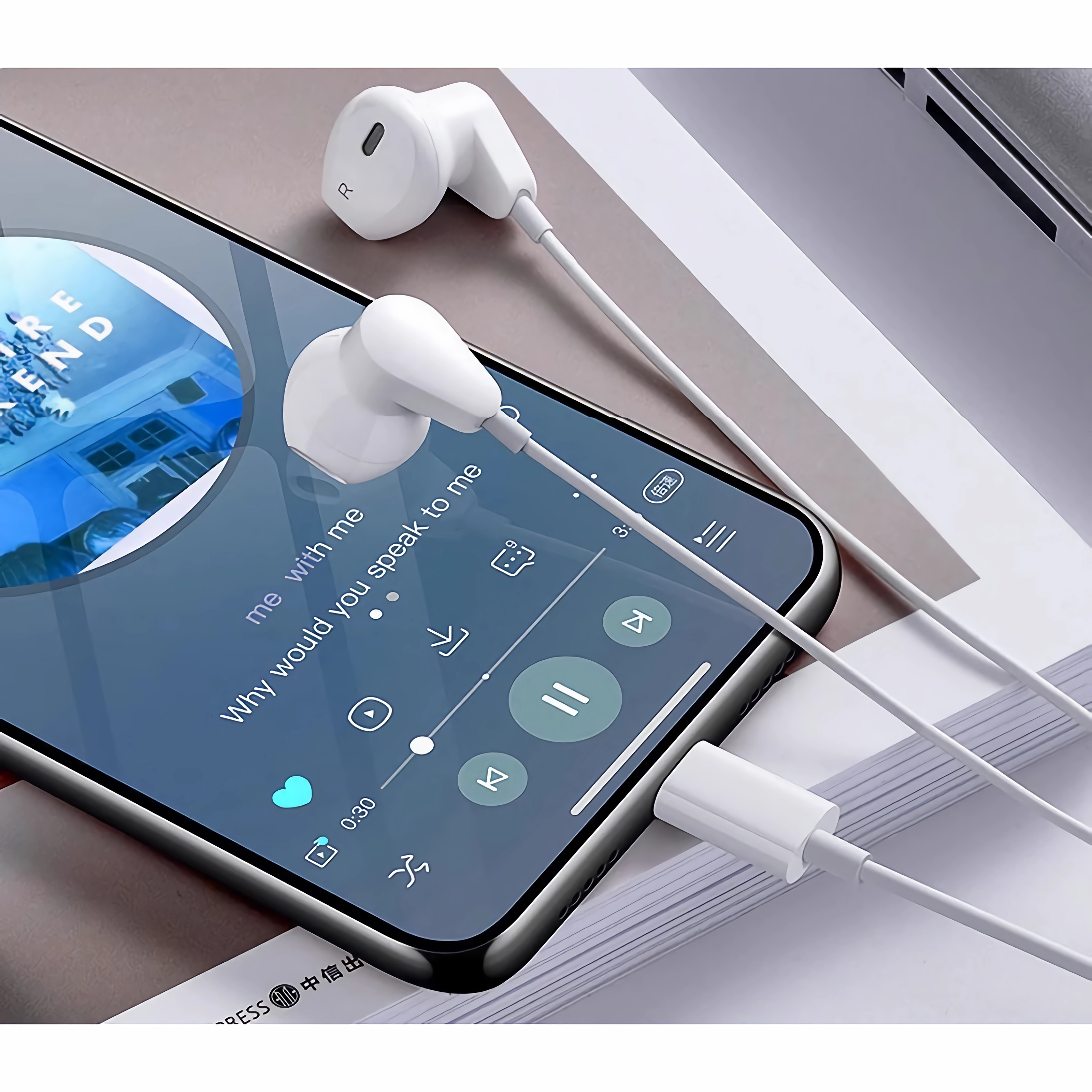 Ein Telefon, das eine Musik-App mit Kopfhörern anzeigt. Ein weißes Kabel kommt aus dem Telefon.