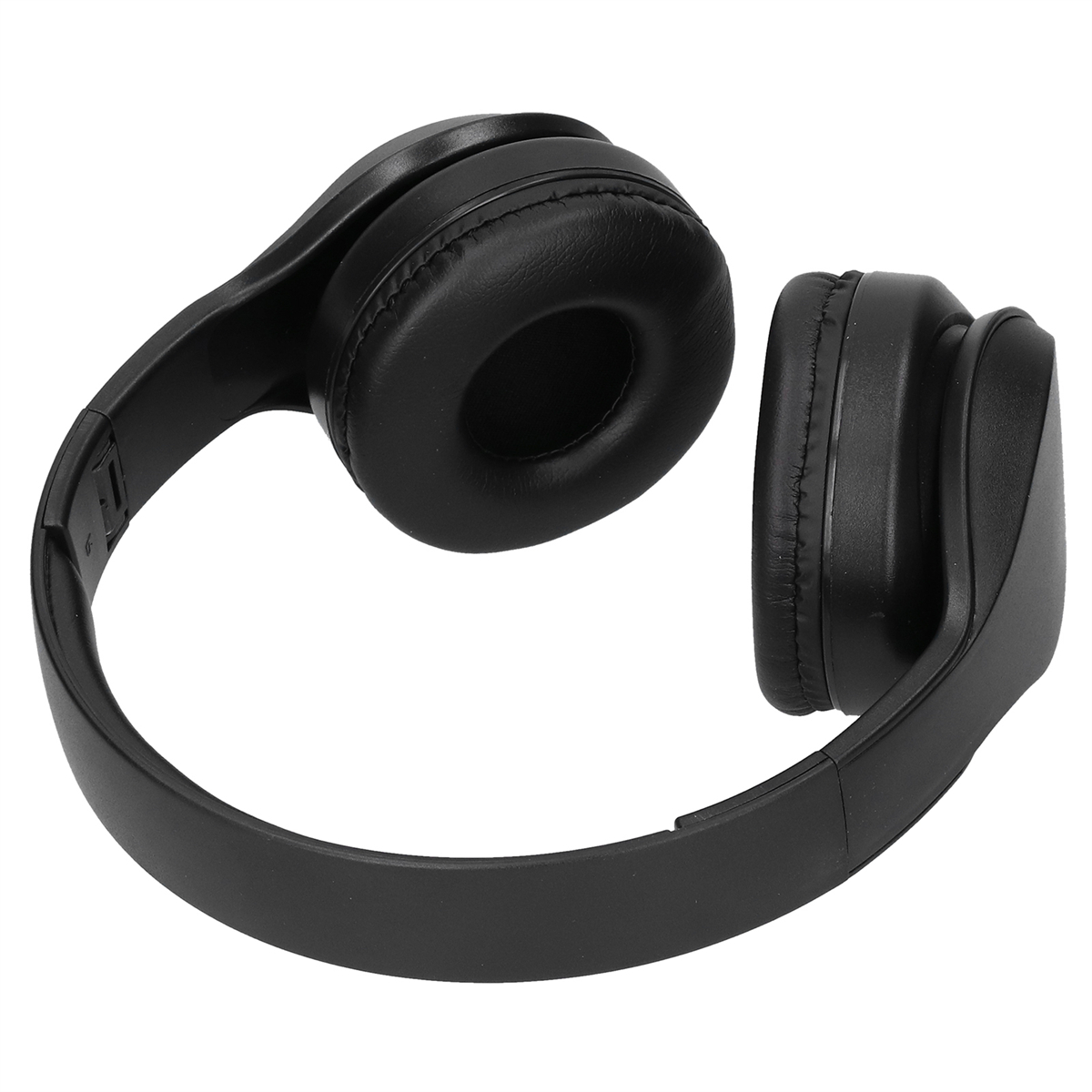 Schwarze Kopfhörer. Die Kopfhörer sind zusammengeklappt. Die Ohrmuscheln sind schwarz und oval geformt.