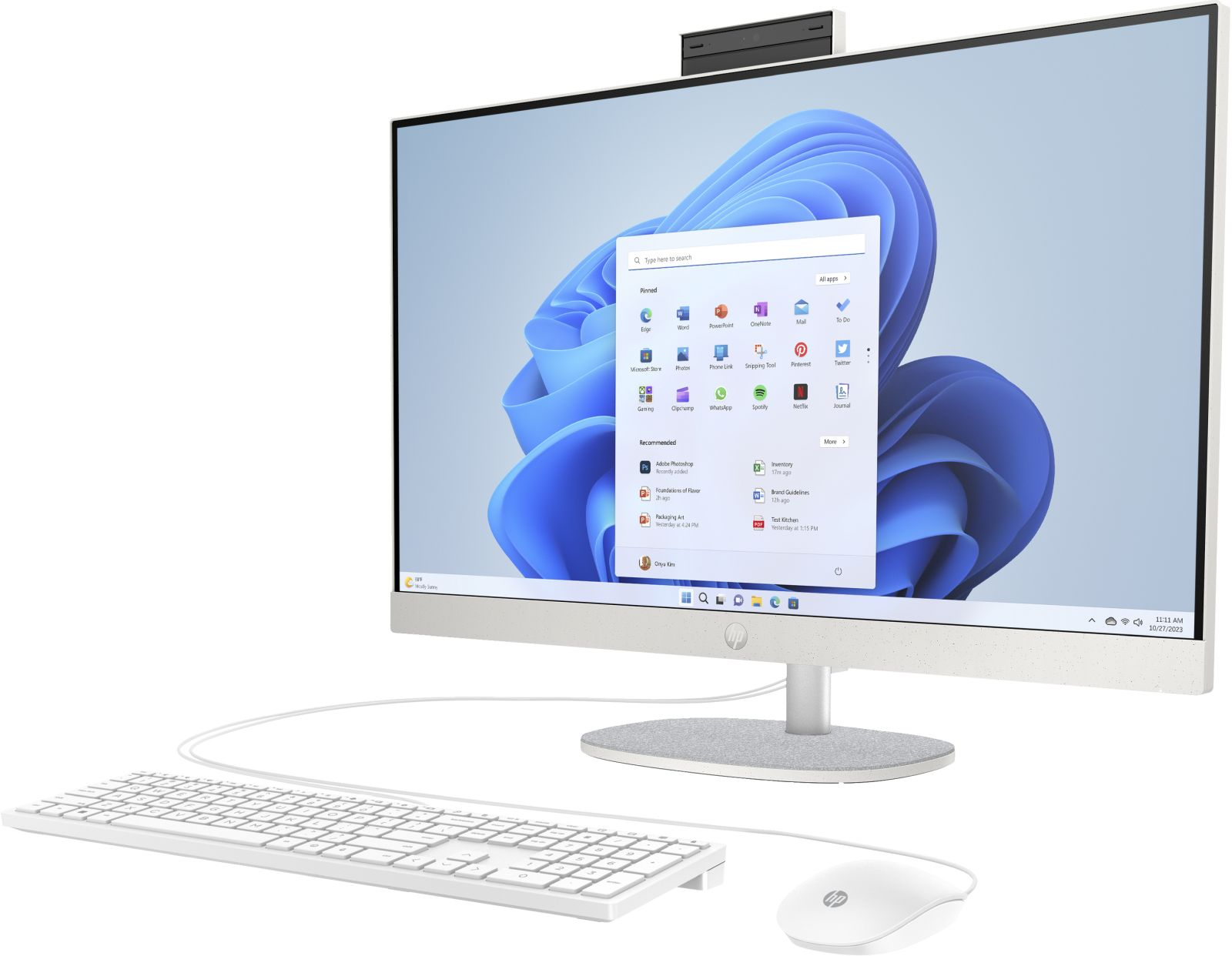 Komputer HP all-in-one z białą ramką. Ekran wyświetla pulpit Windows 11 z widocznymi aplikacjami.