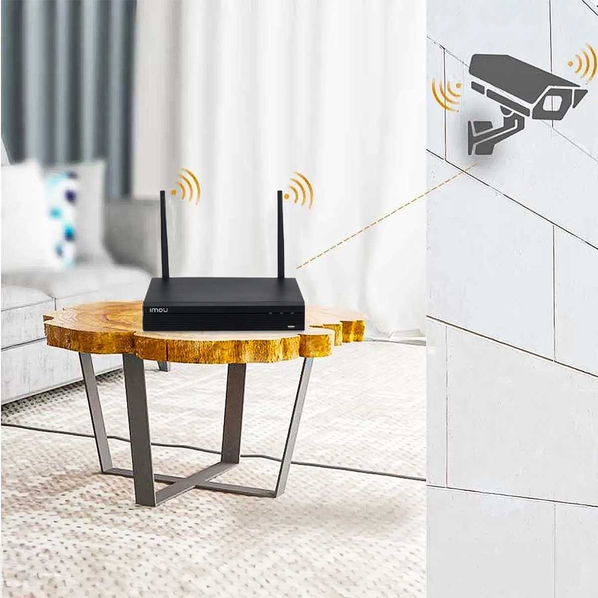 Router en mesa de madera con antenas. Icono de cámara de seguridad en la pared. Señales WiFi.