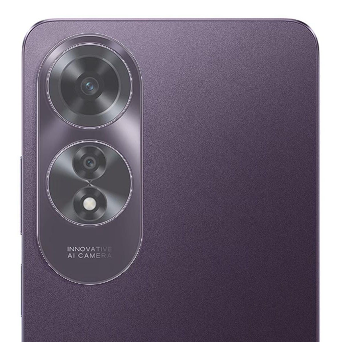Primo piano del modulo fotocamera di un telefono con tre lenti e l'etichetta 'INNOVATIVE AI CAMERA'.