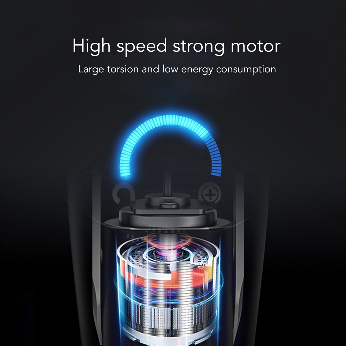Schnittansicht eines schwarzen Motors mit blauem Lichtbogen, der Innenteile zeigt.