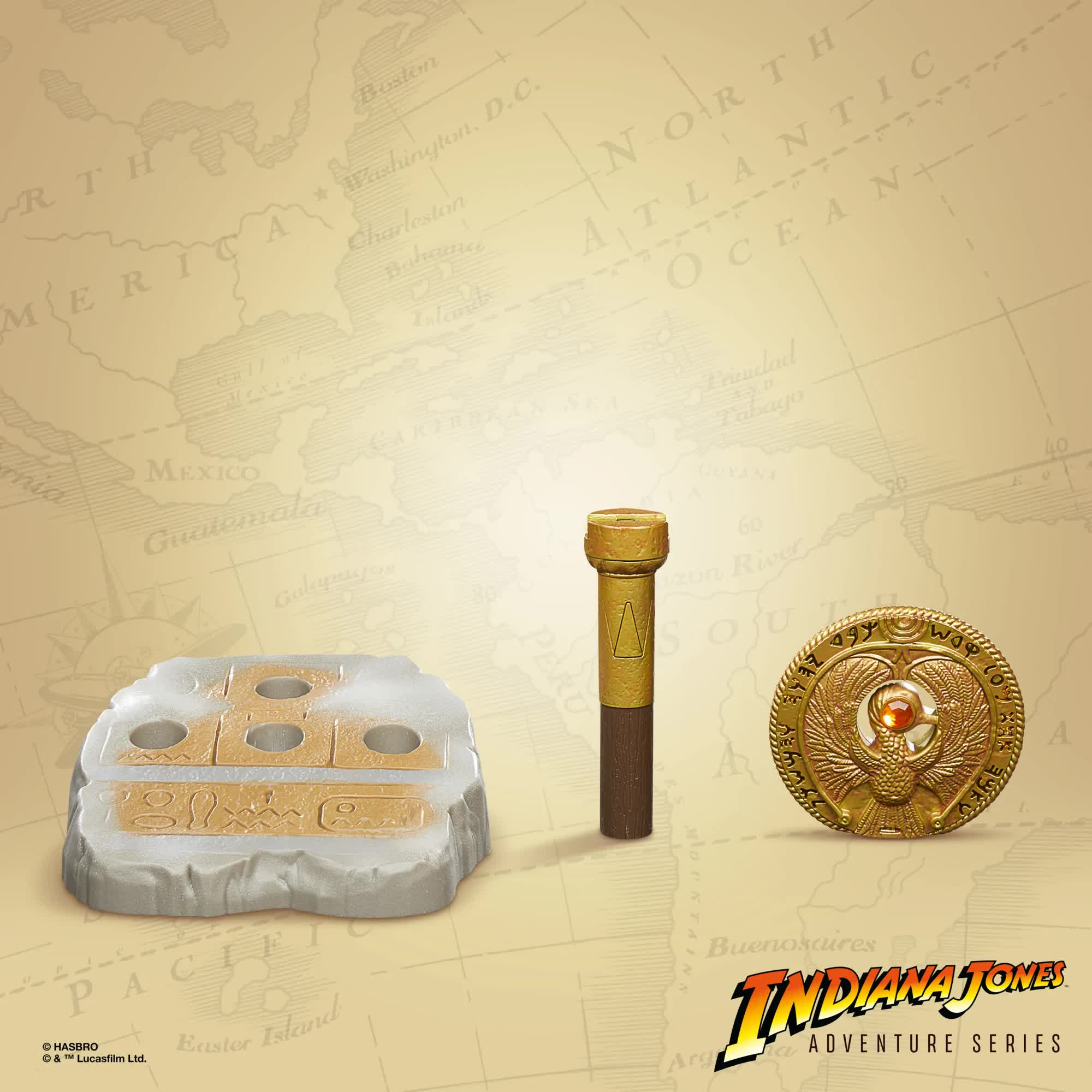 Immagine di manufatti di Indiana Jones: una tavoletta di pietra, una torcia e un medaglione d'oro.