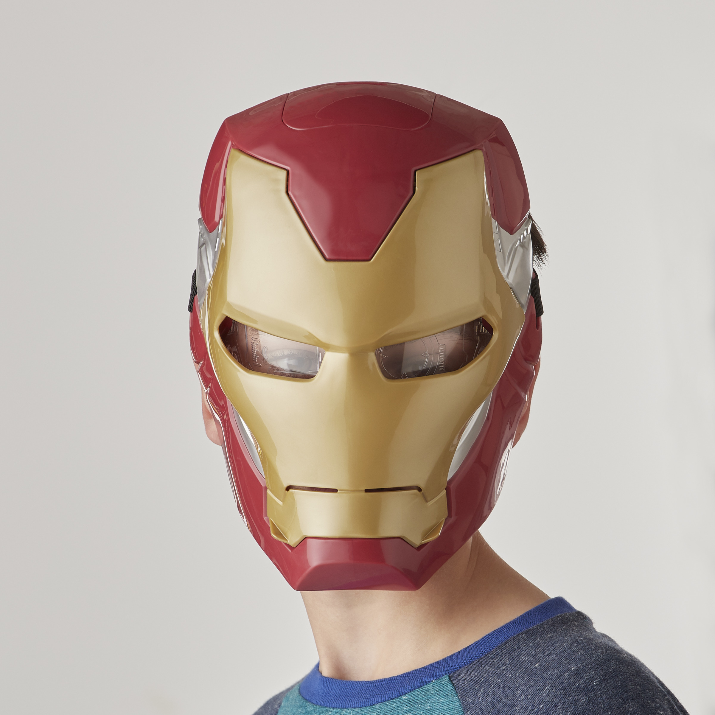 Una máscara de Iron Man, roja y dorada, cubriendo la cara de una persona, vista de frente.