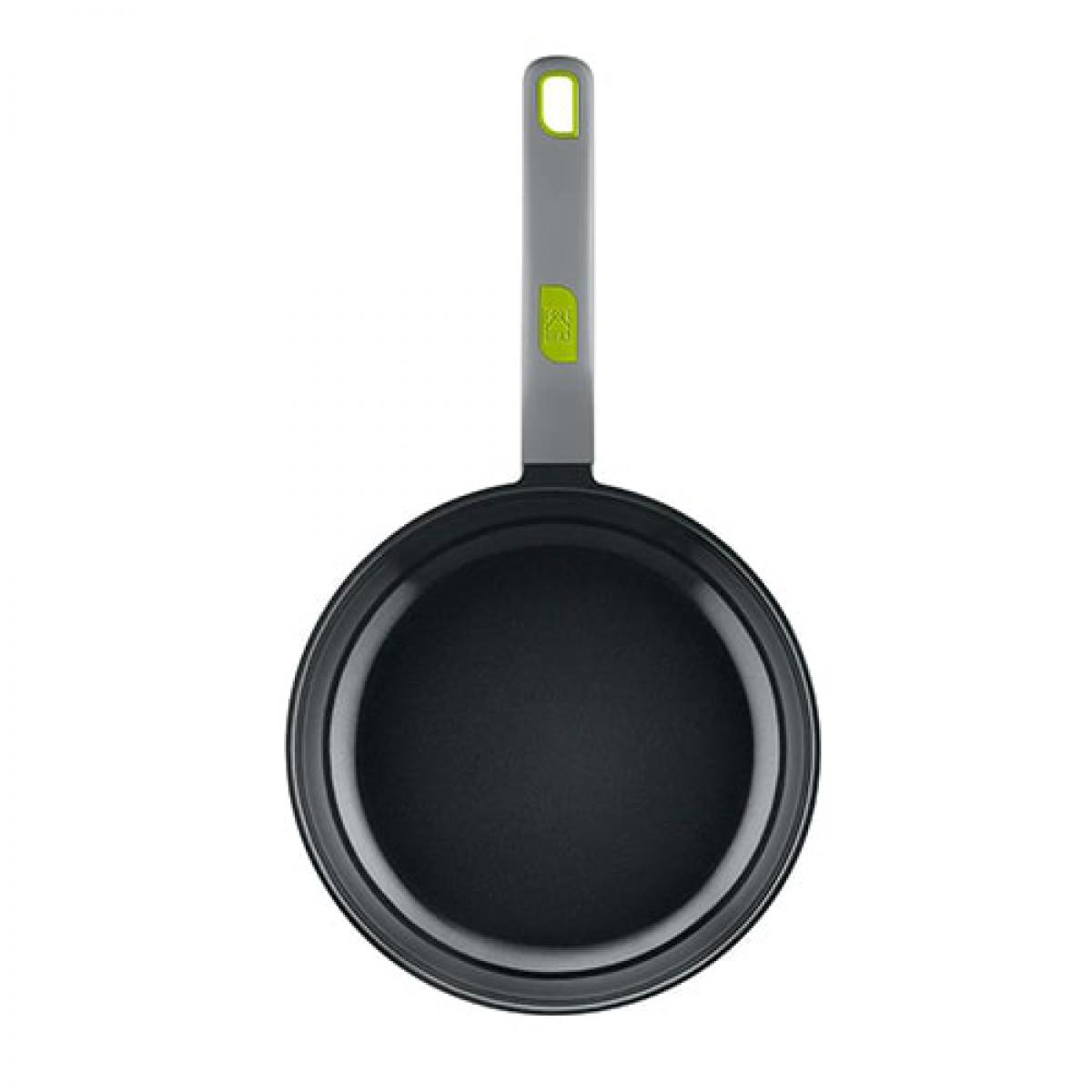 Una sartén negra con mango gris. Hay un detalle verde en el mango.