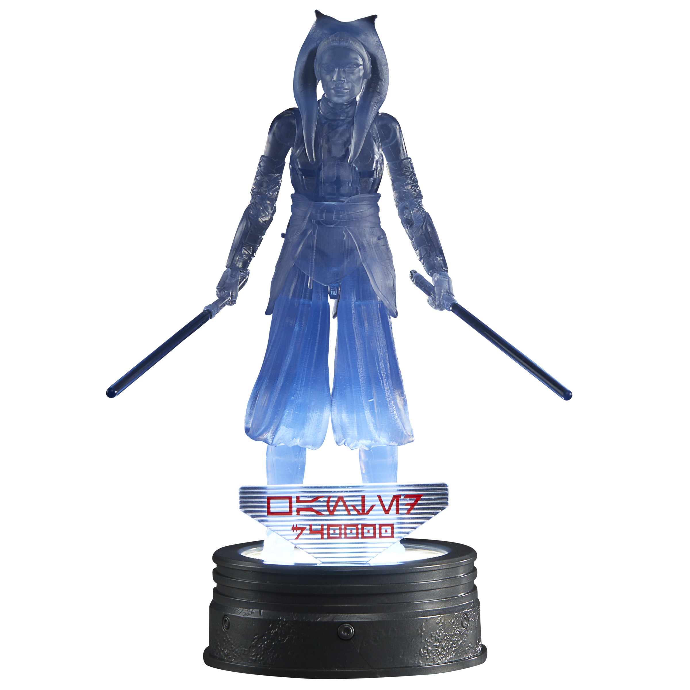 Una figura translúcida de Ahsoka Tano con dos sables de luz azules, sobre una base iluminada.