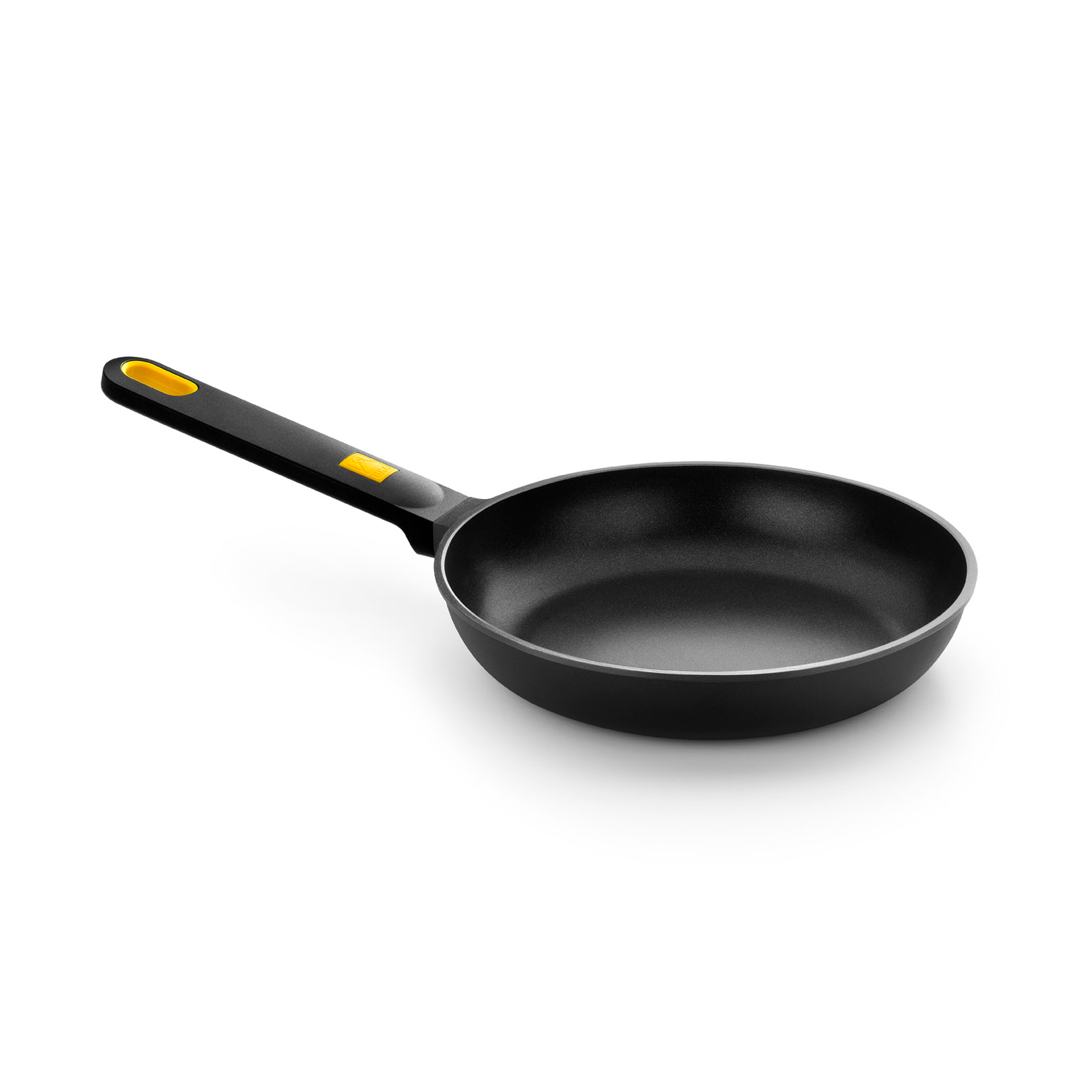 Czarna patelnia z żółtym uchwytem na białym tle, izolowana.