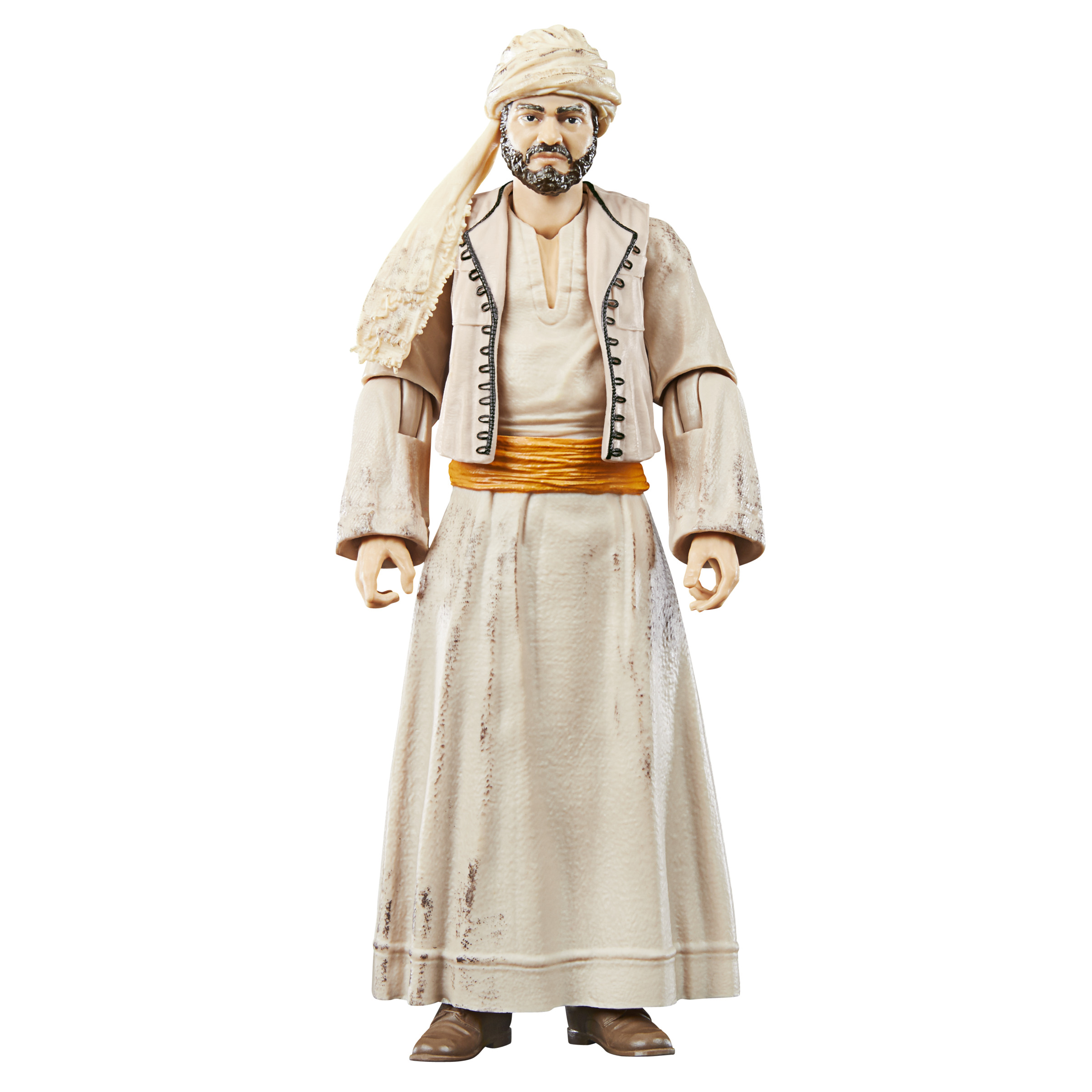 Hombre con atuendo tradicional de Oriente Medio. Túnica beige, turbante y cinturón naranja. Fondo blanco.