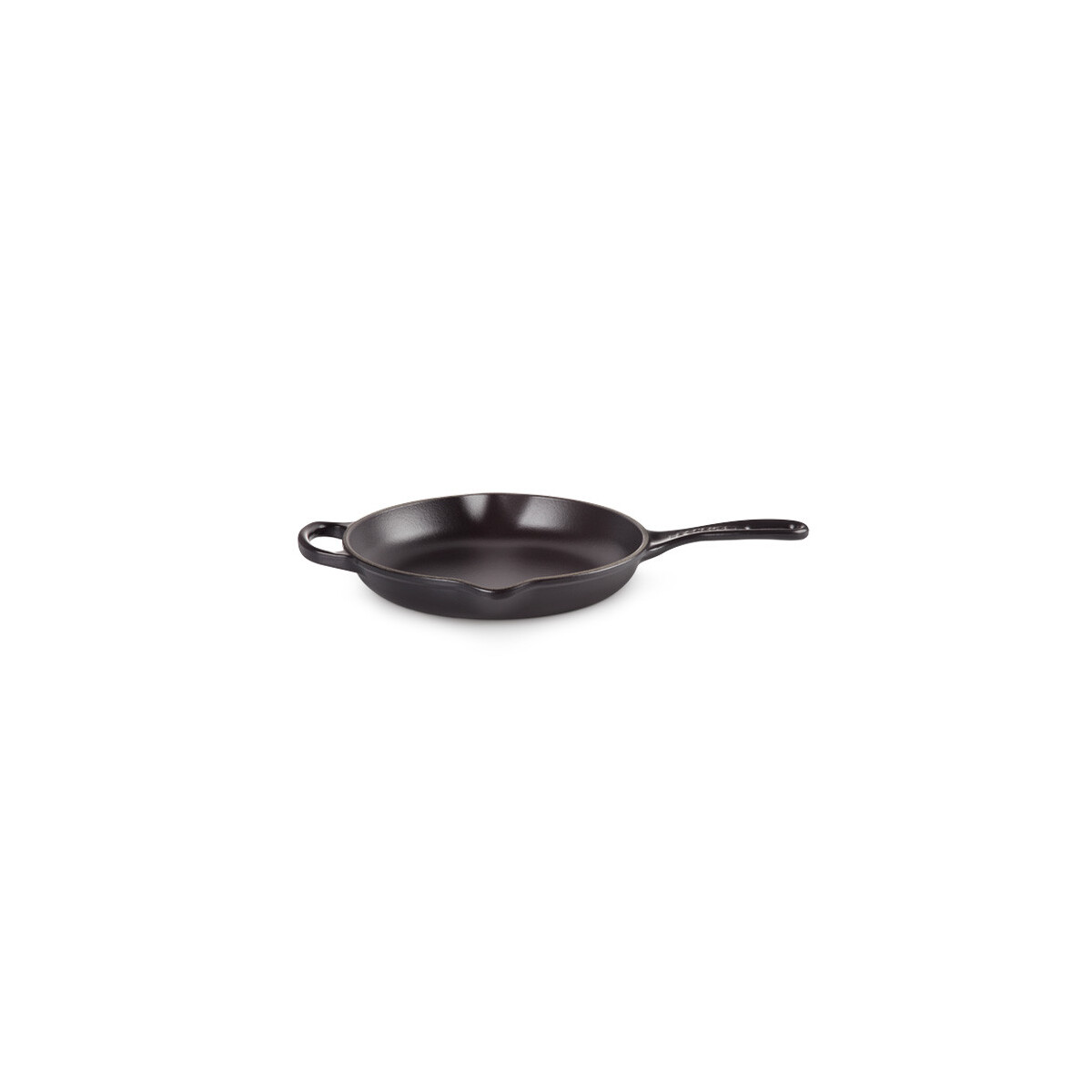 Schwarze Gusseisenpfanne auf weißer Oberfläche, mit Griff und kleiner Schlaufe.