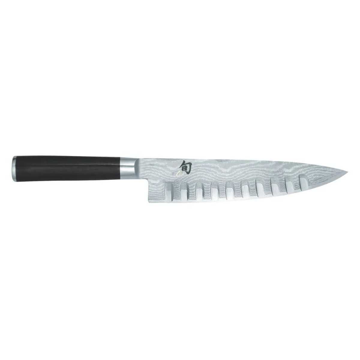 Un singolo coltello da chef con una lama a fantasia e un manico in legno nero, su sfondo bianco.