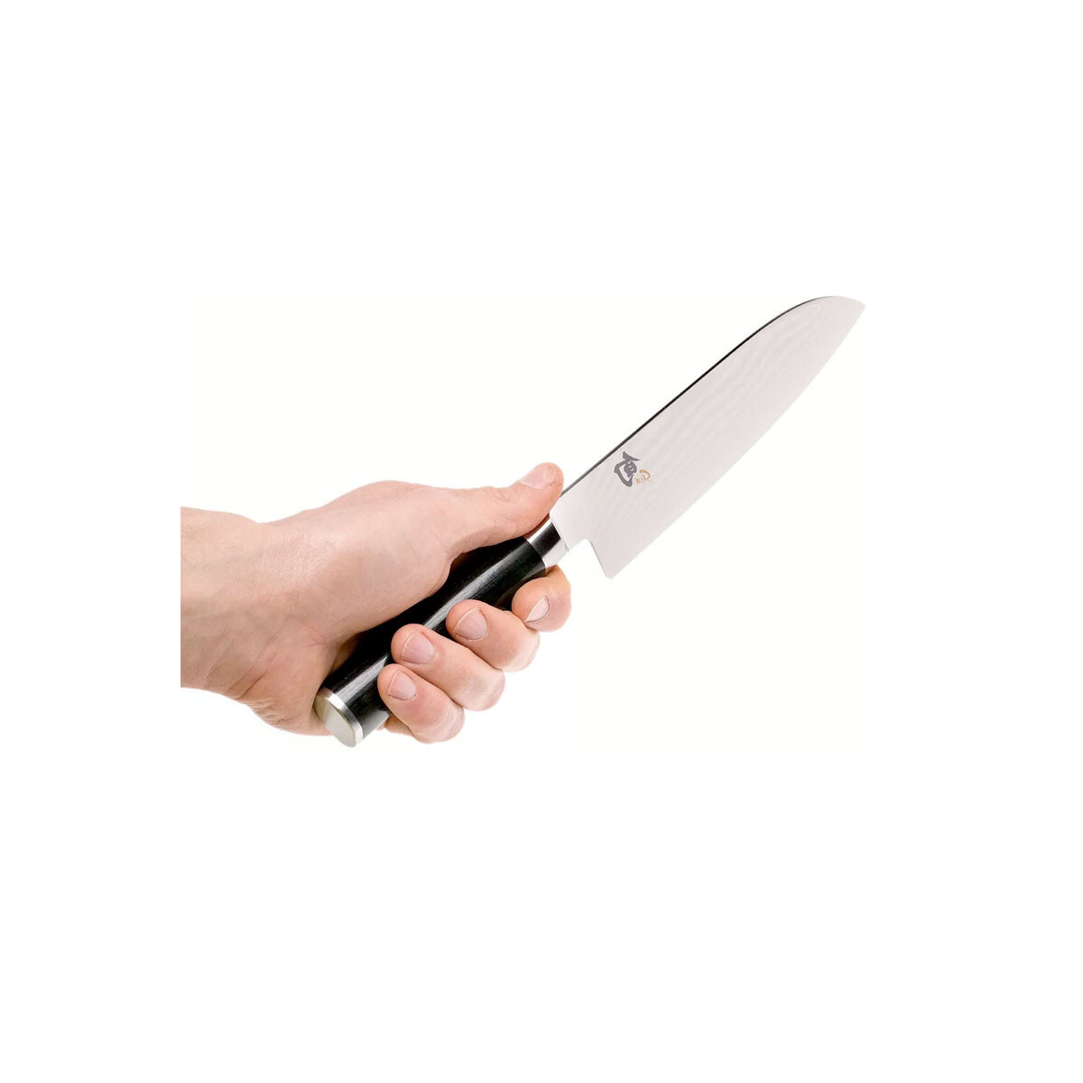 Eine Hand hält ein silbernes Messer mit schwarzem Griff, auf weißem Hintergrund.