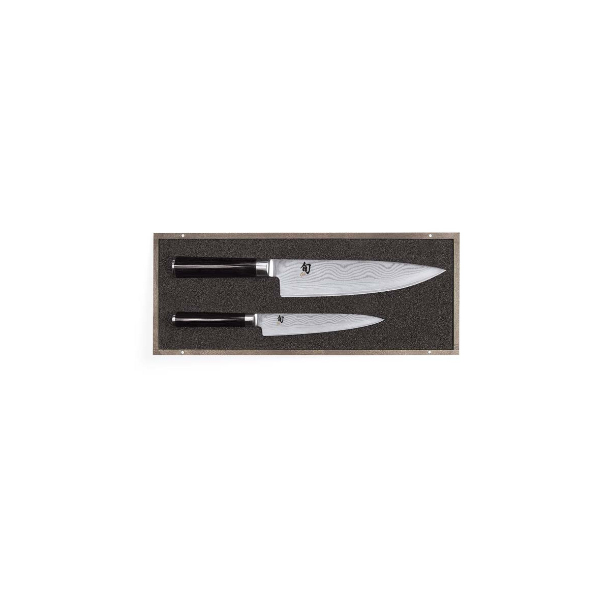 Zwei Küchenmesser in einer Holzkiste, mit schwarzen Griffen und gemusterten Klingen.