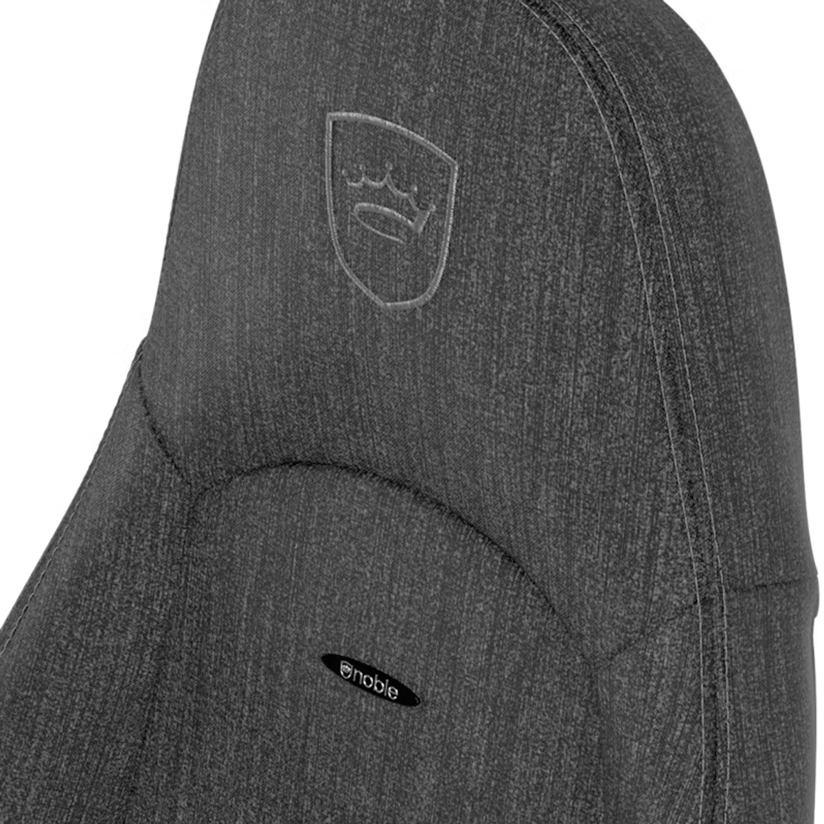 Nahaufnahme eines grauen Stoff-Stuhlrückens mit einem Emblem und Nähten. Der Markenname ist unten.