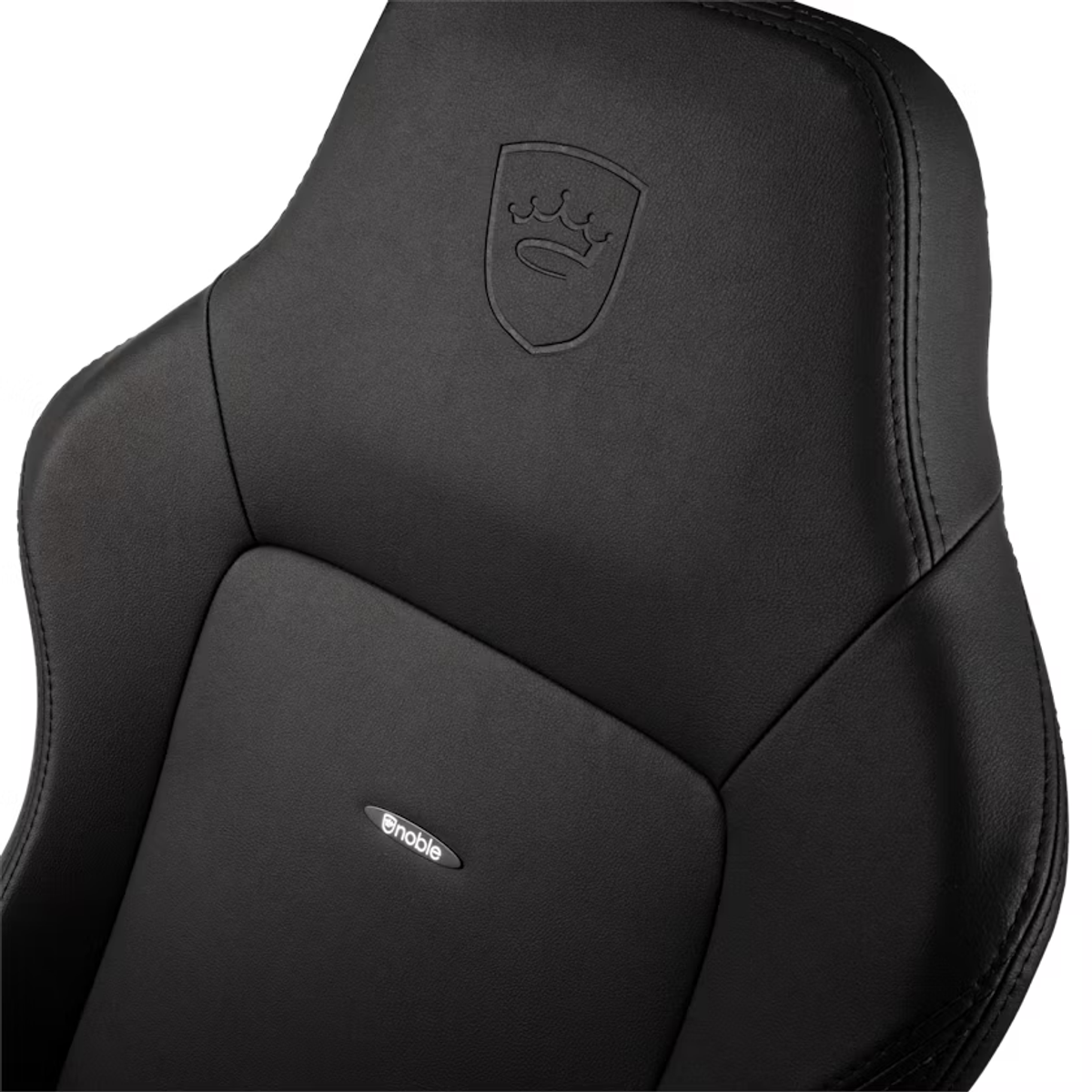 Silla de cuero negro con reposacabezas y emblema.