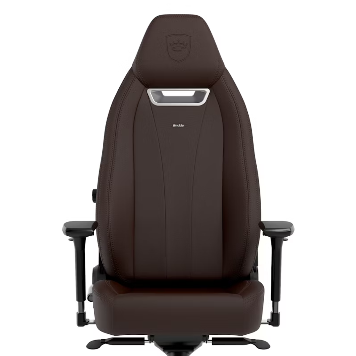 Ein brauner Gaming-Stuhl aus Leder. Er hat eine Kopfstütze mit Logo und schwarze Armlehnen.