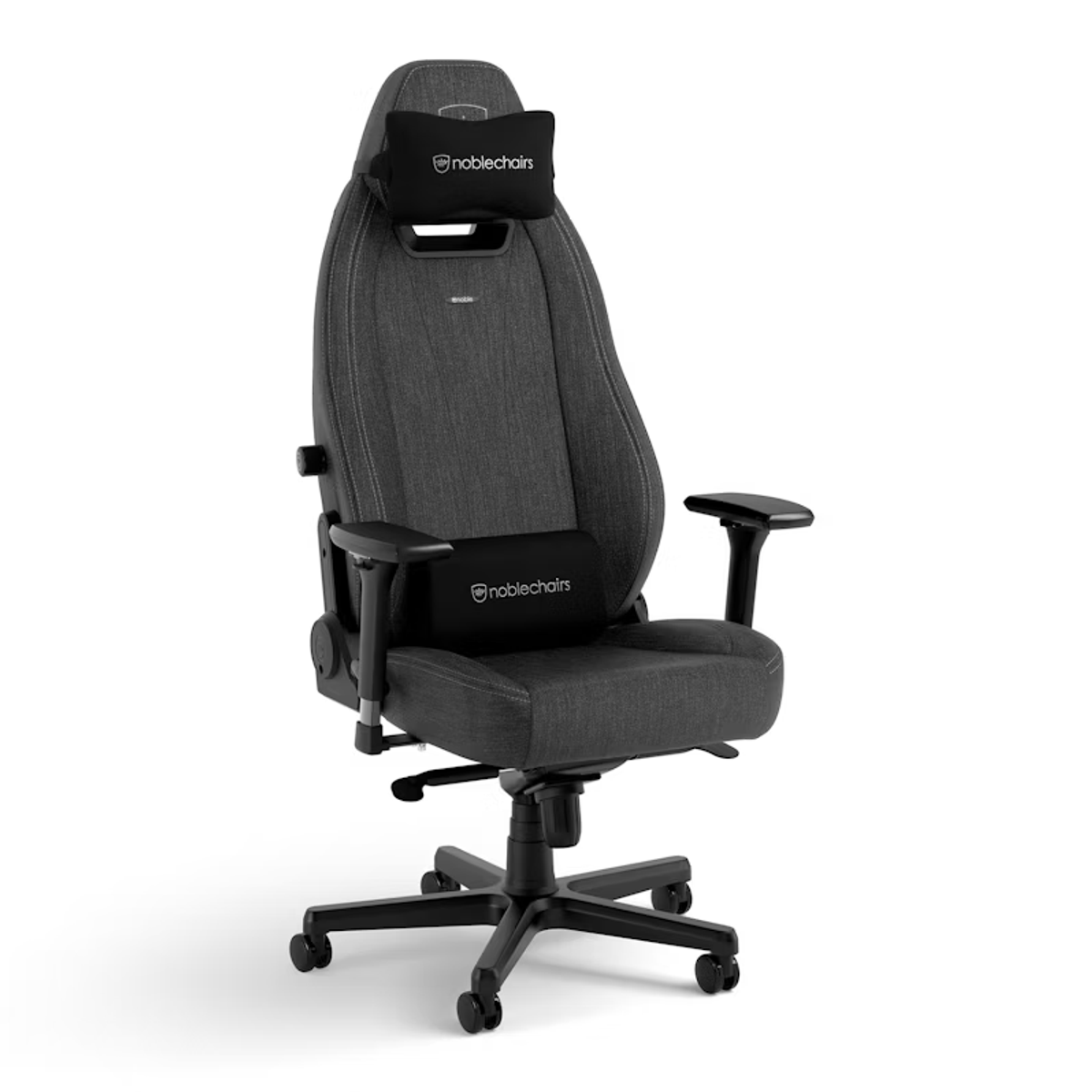 Ein grauer Gaming-Stuhl mit schwarzer Kopfstütze und Lendenkissen. Er hat Räder.