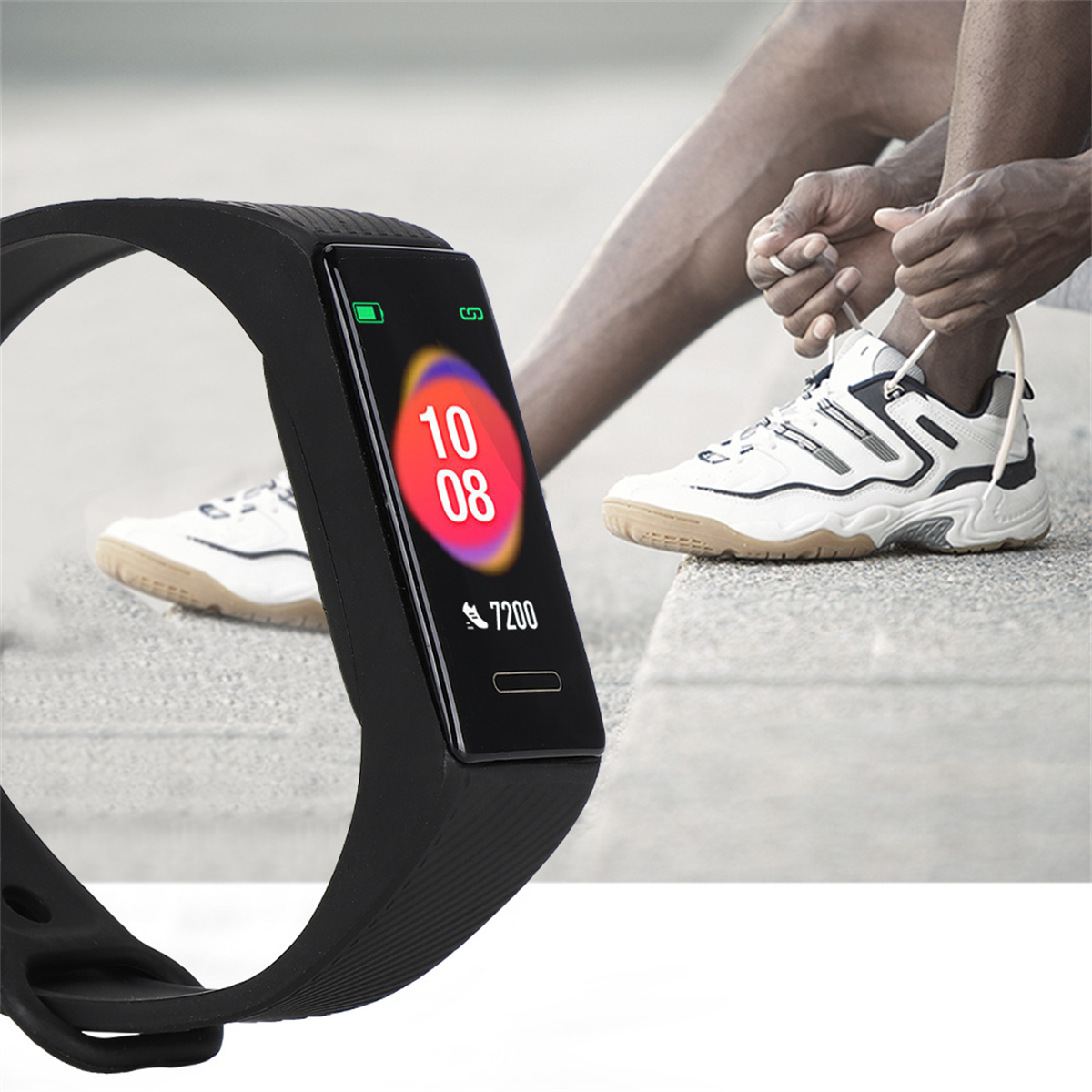 Schwarze Smartwatch mit Anzeige von Zeit und Schritten, Person bindet Schuhe im Hintergrund.