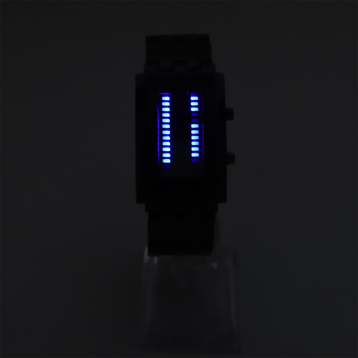 Digitale schwarze Uhr mit blauen Lichtern. Die Uhr zeigt die Zeit mit zwei vertikalen Balken an.