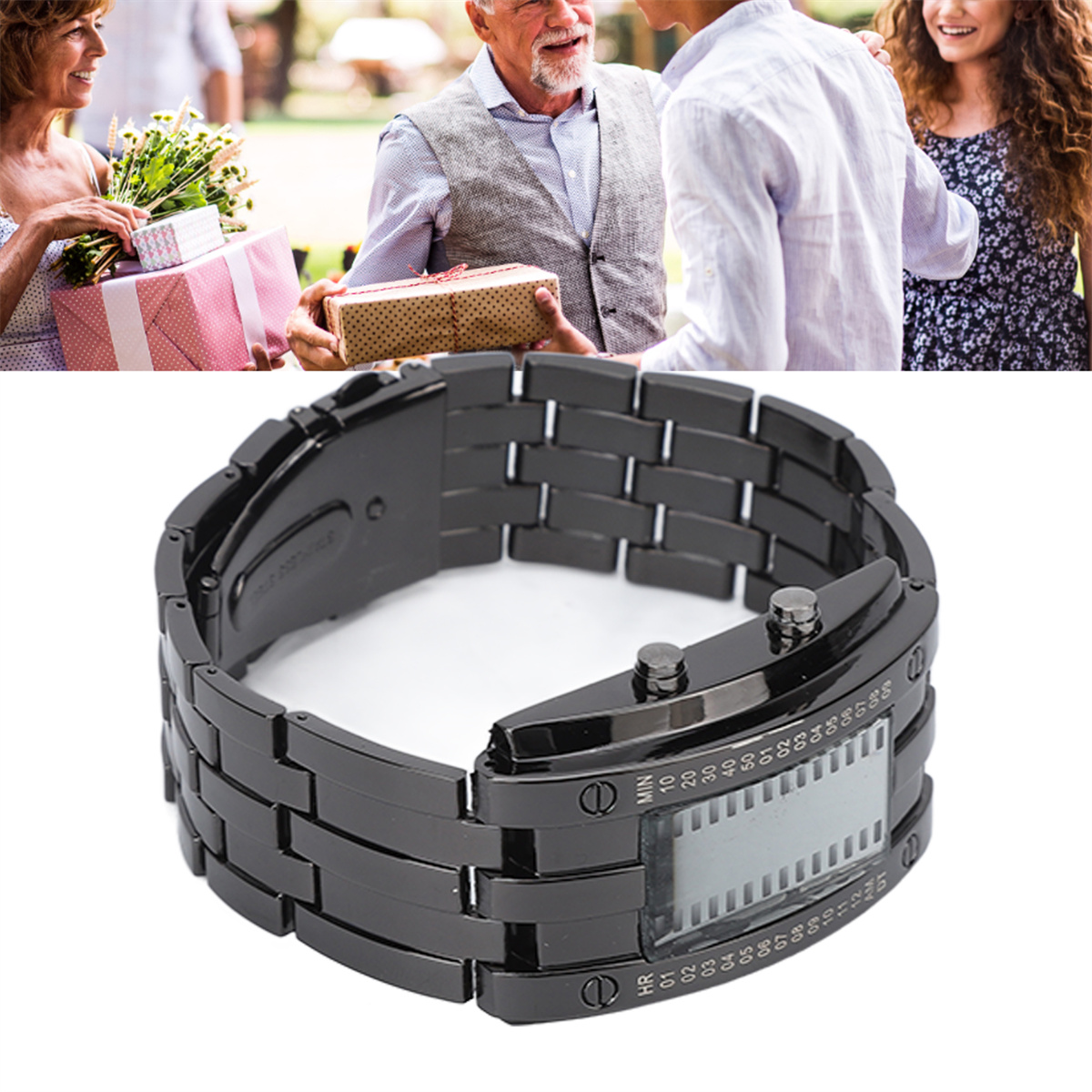 Eine schwarze Armbanduhr mit digitaler Anzeige. Personen im Hintergrund geben Geschenke.