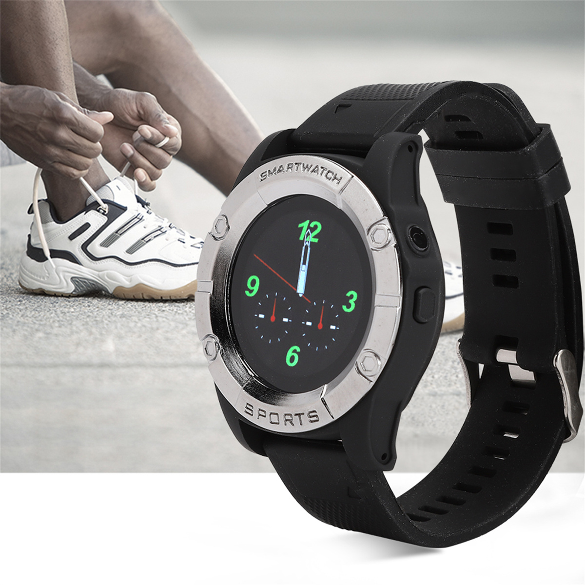 Eine schwarze Smartwatch mit kreisförmigem Display, getragen von einer Person, die ihren Schuh bindet.
