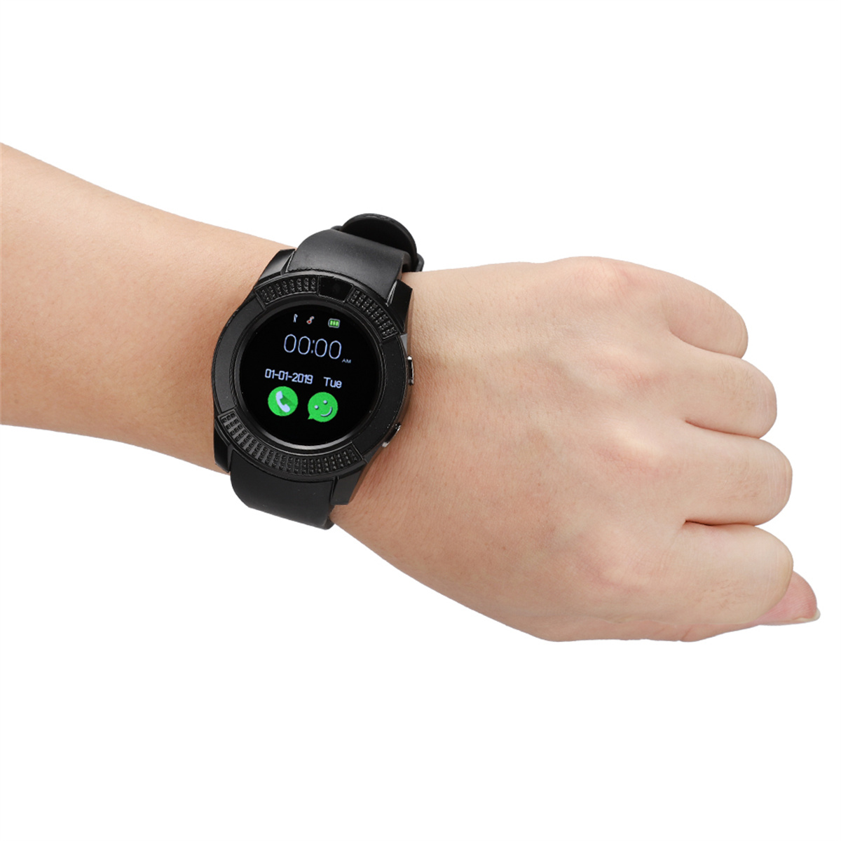 Schwarze Smartwatch am Handgelenk. Zeigt Zeit und Datum, mit Smiley-Symbol.