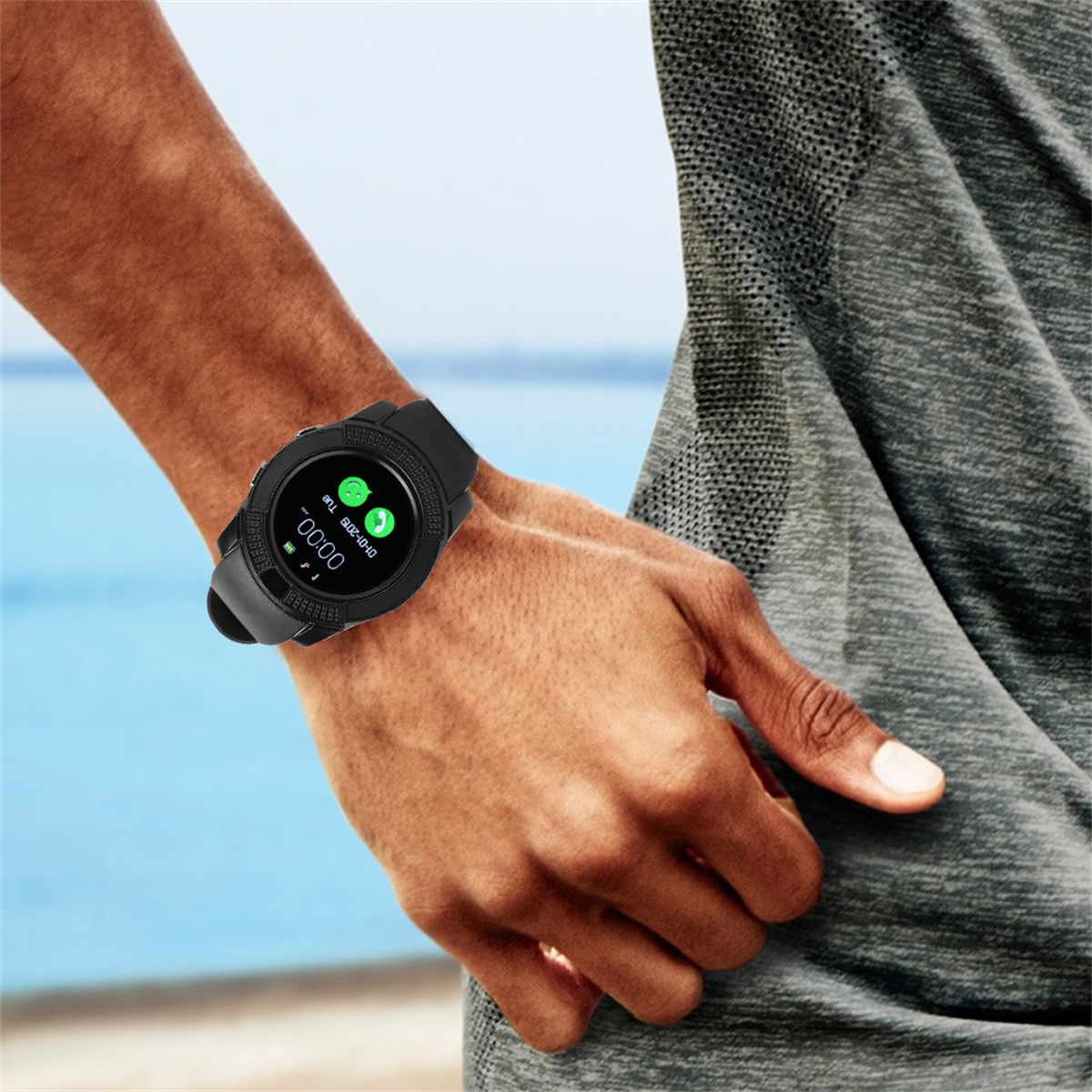 Handgelenk einer Person mit schwarzer Smartwatch, die Informationen anzeigt. Verschwommener blauer Hintergrund.