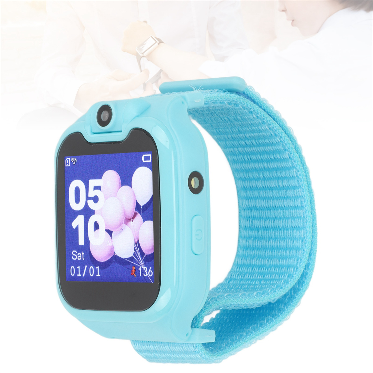 Blaue Smartwatch mit Bildschirm, der eine Uhr und rosa Ballons zeigt, gehalten von einer Person.