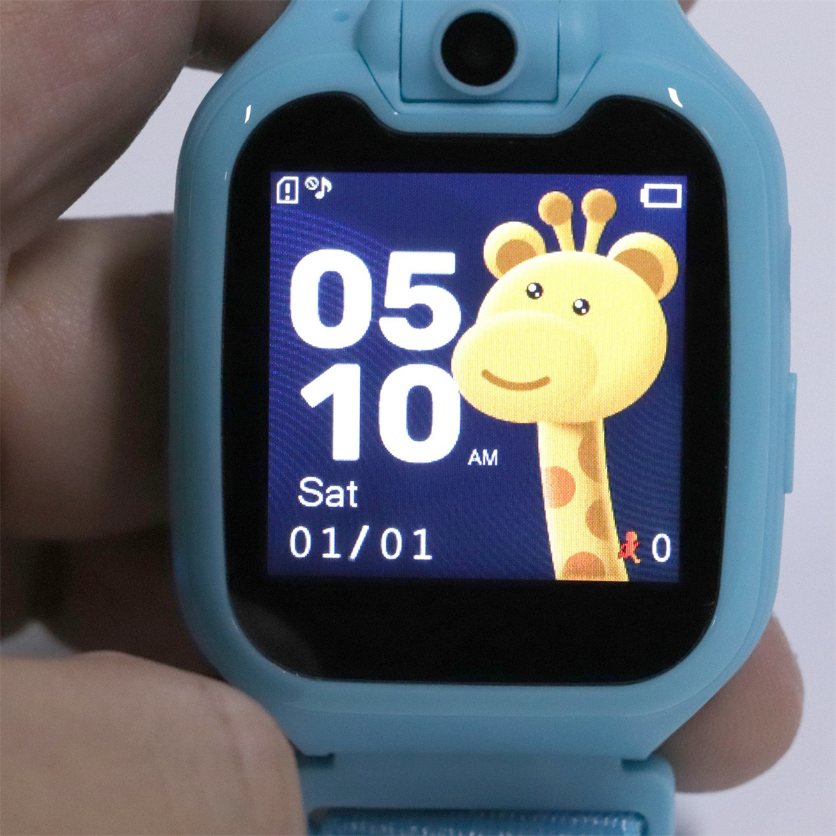 Blaue Smartwatch. Der Bildschirm zeigt 05:10 Uhr und eine Giraffe.