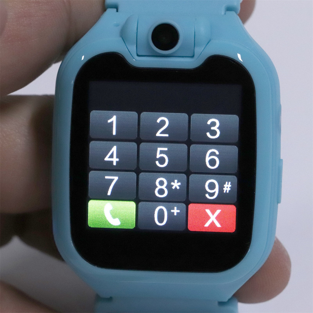 Eine blaue Kinder-Smartwatch mit Ziffernfeld, das Zahlen und eine Ruftaste anzeigt.